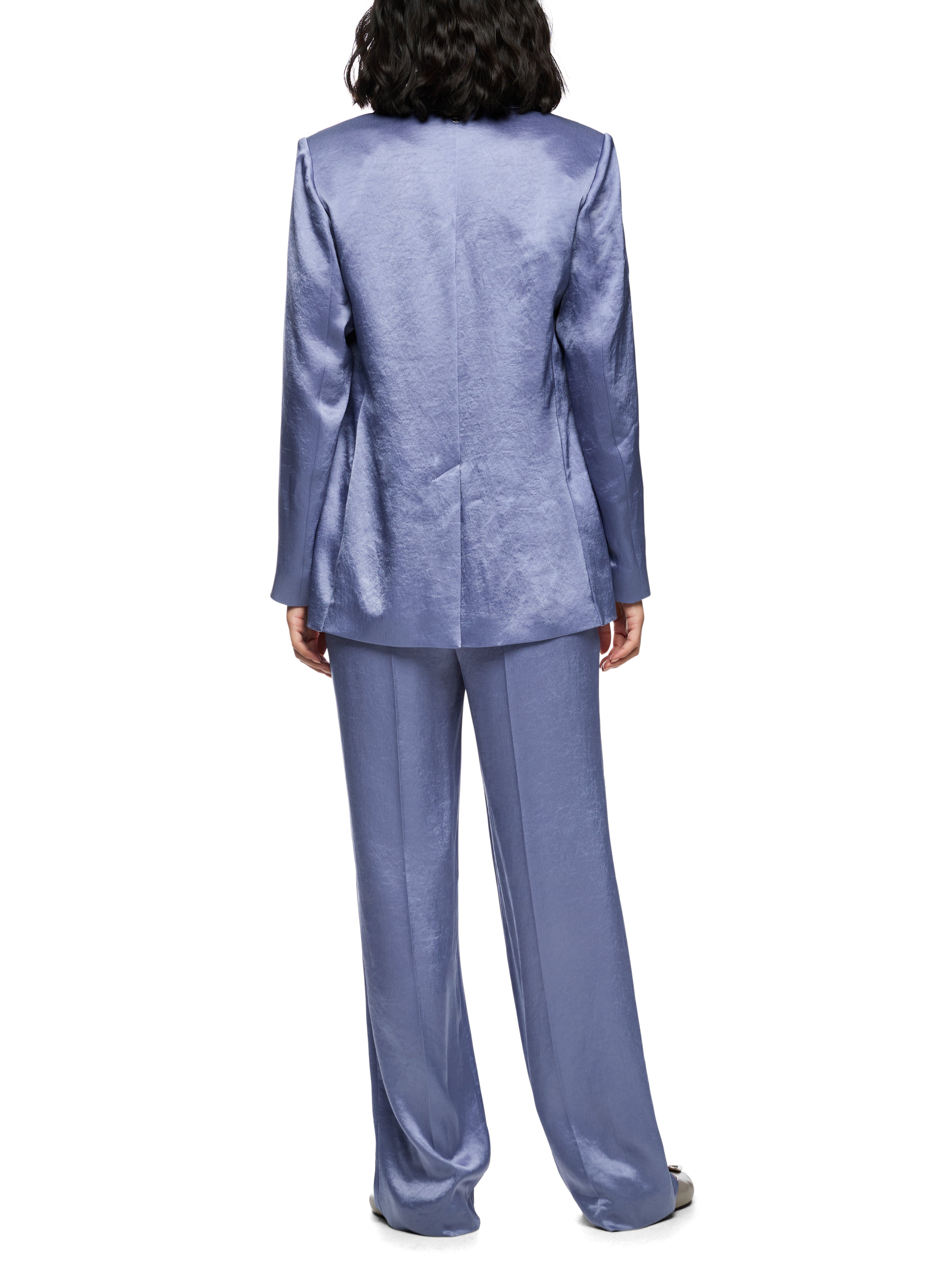 בלייזר בגזרה ישרה עם כיסים צדדיים וסגירת כפתורהרכב: 86% טריאצטט, 14% פוליאסטרהדוגמנית בגובה 1.79 ולובשת מידה 3 של מארק קיין