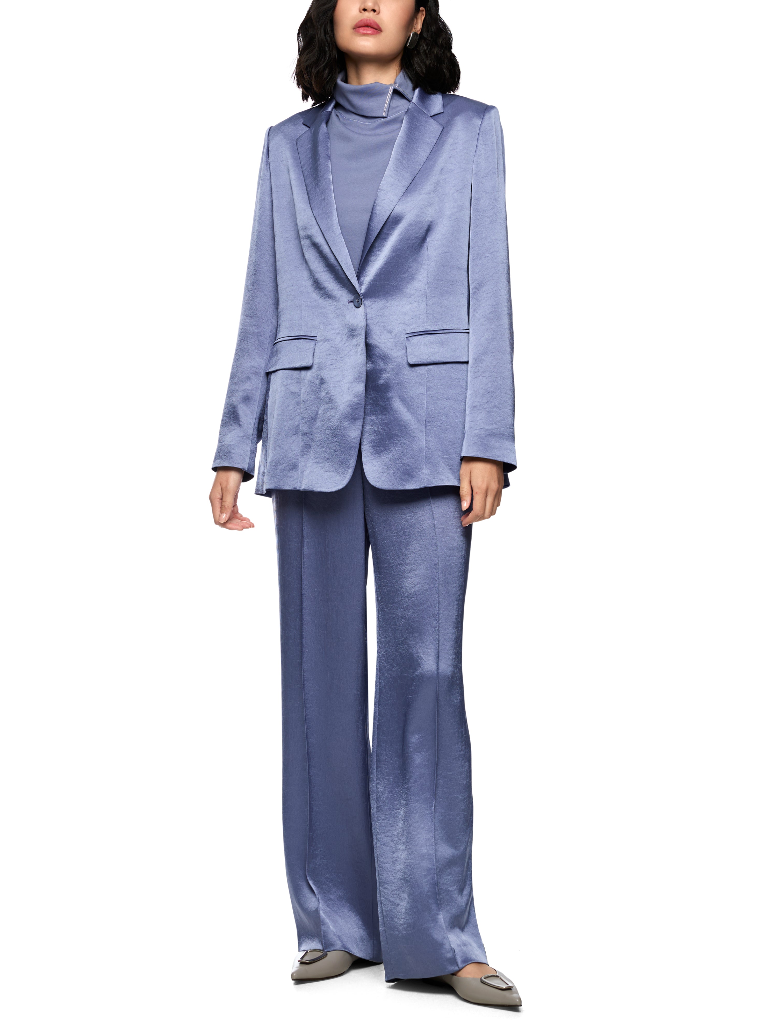 בלייזר בגזרה ישרה עם כיסים צדדיים וסגירת כפתורהרכב: 86% טריאצטט, 14% פוליאסטרהדוגמנית בגובה 1.79 ולובשת מידה 3 של מארק קיין