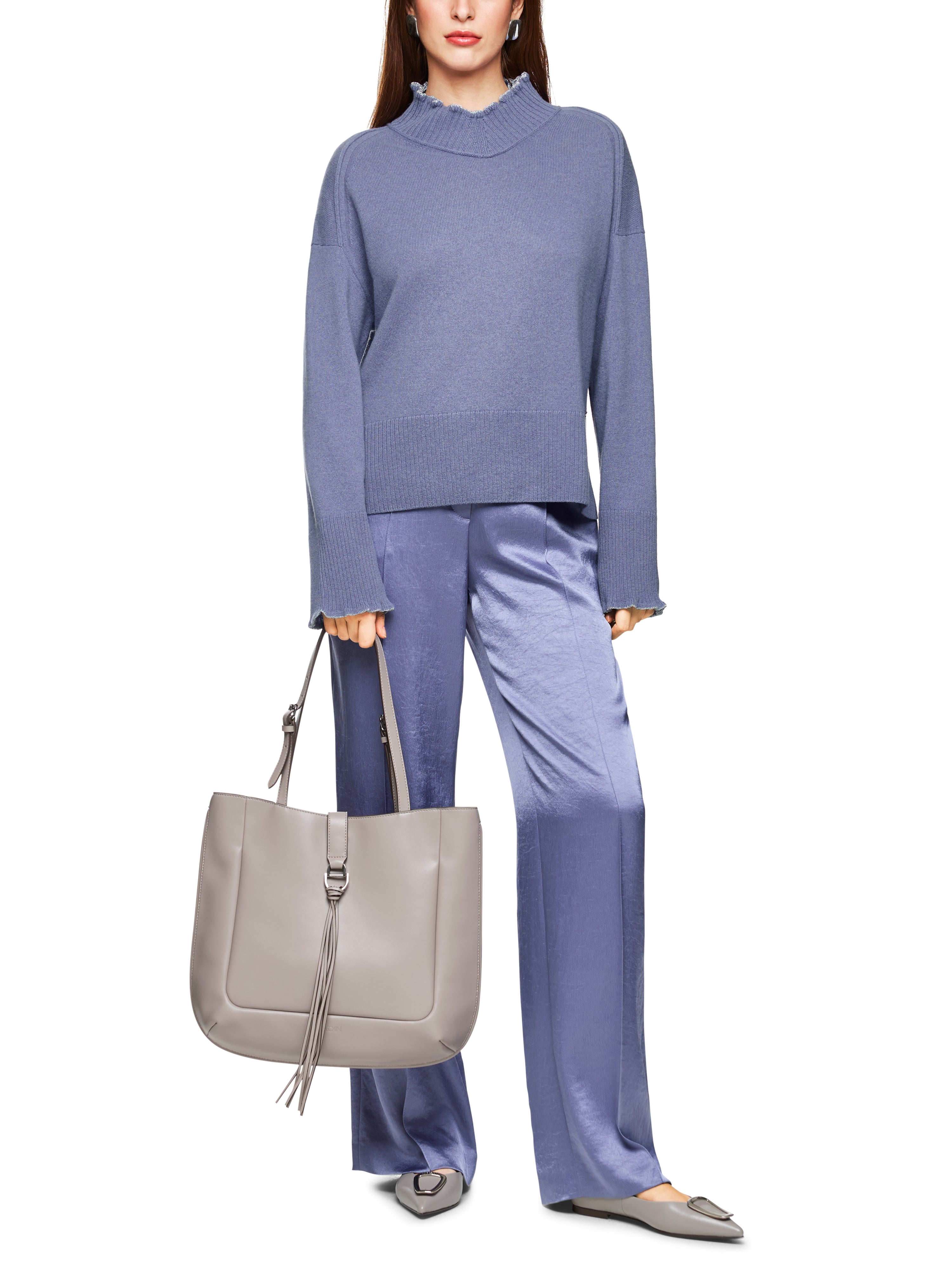 סוודר קשמיר בעל גזרה ישרה עם צווארון גבוה ושרוולי ראגלן בשילוב חוטי לורקס הרכב: 100% קשמירהדוגמנית בגובה 1.79 ולובשת מידה 3 של מארק קיין