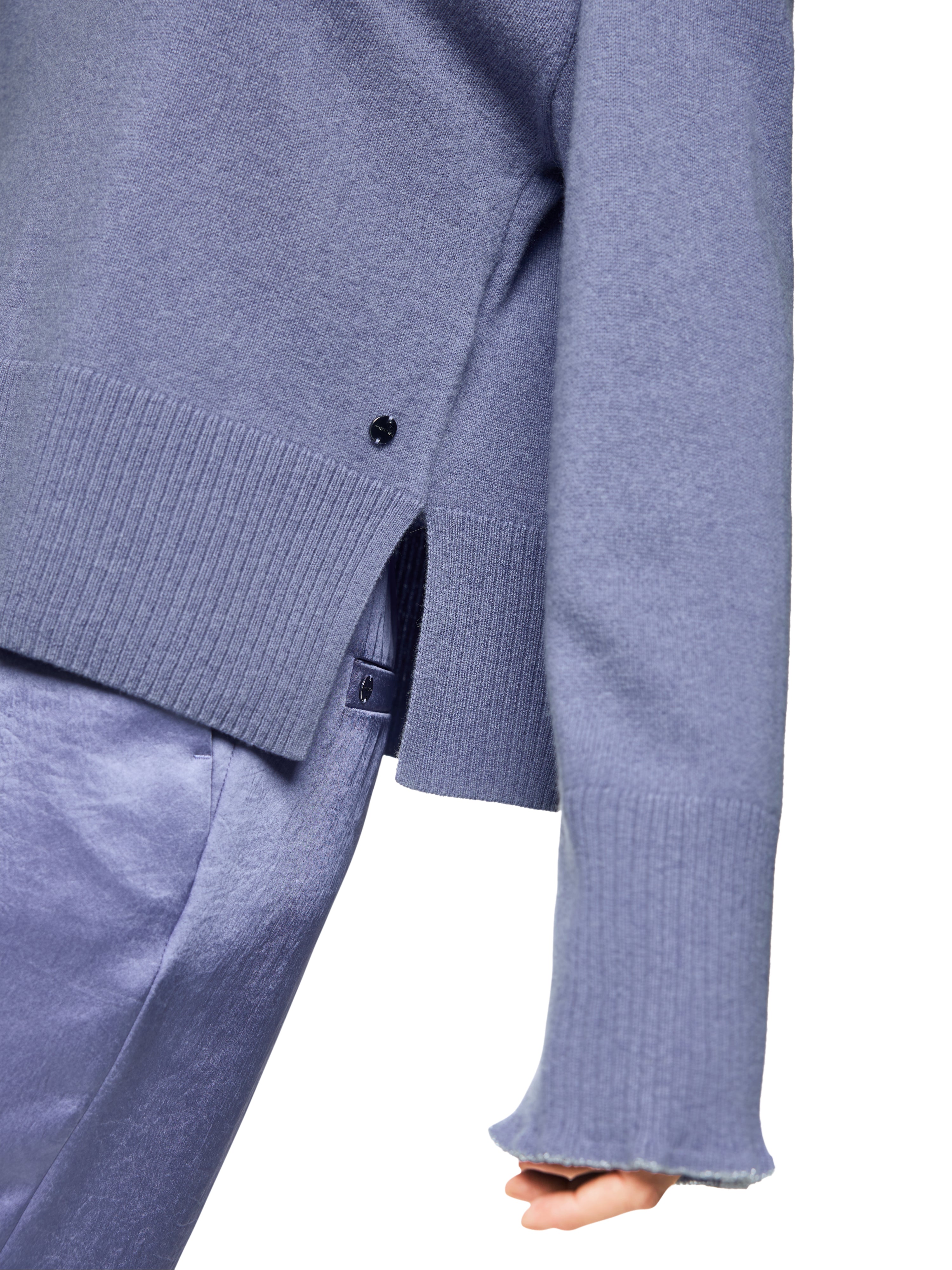 סוודר קשמיר בעל גזרה ישרה עם צווארון גבוה ושרוולי ראגלן בשילוב חוטי לורקס הרכב: 100% קשמירהדוגמנית בגובה 1.79 ולובשת מידה 3 של מארק קיין