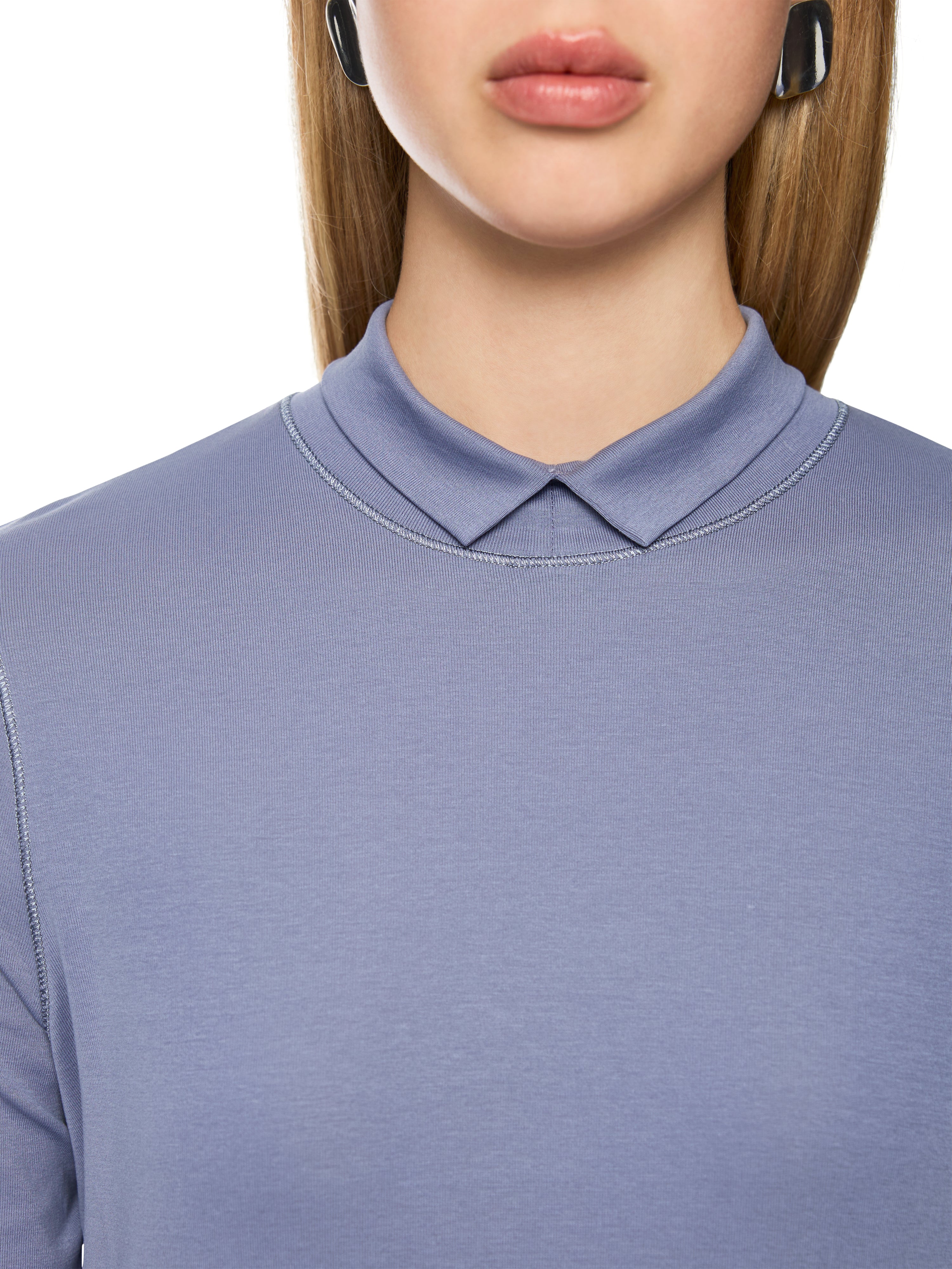 חולצת גולף בגזרה צמודה עם שרוולים ארוכיםהרכב: 95% כותנה, 5% אלסטןהדוגמנית בגובה 1.79 ולובשת מידה 3 של מארק קיין