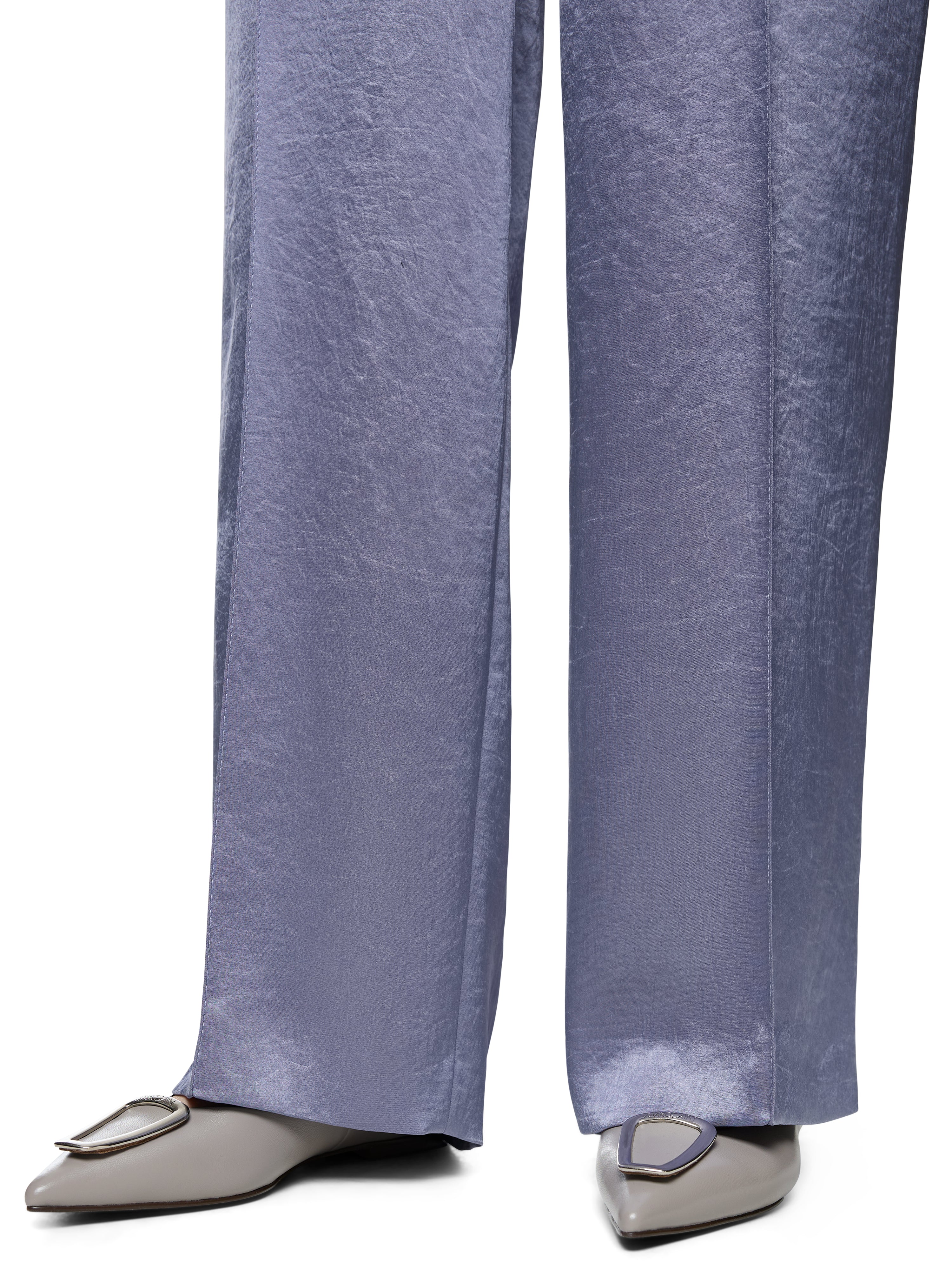 מכנסיים בגזרה רחבה עם מותן גבוה וסגירת רוכסןהרכב: 86% טריאצטט, 14% פוליאסטרהדוגמנית בגובה 1.79 ולובשת מידה 3 של מארק קיין