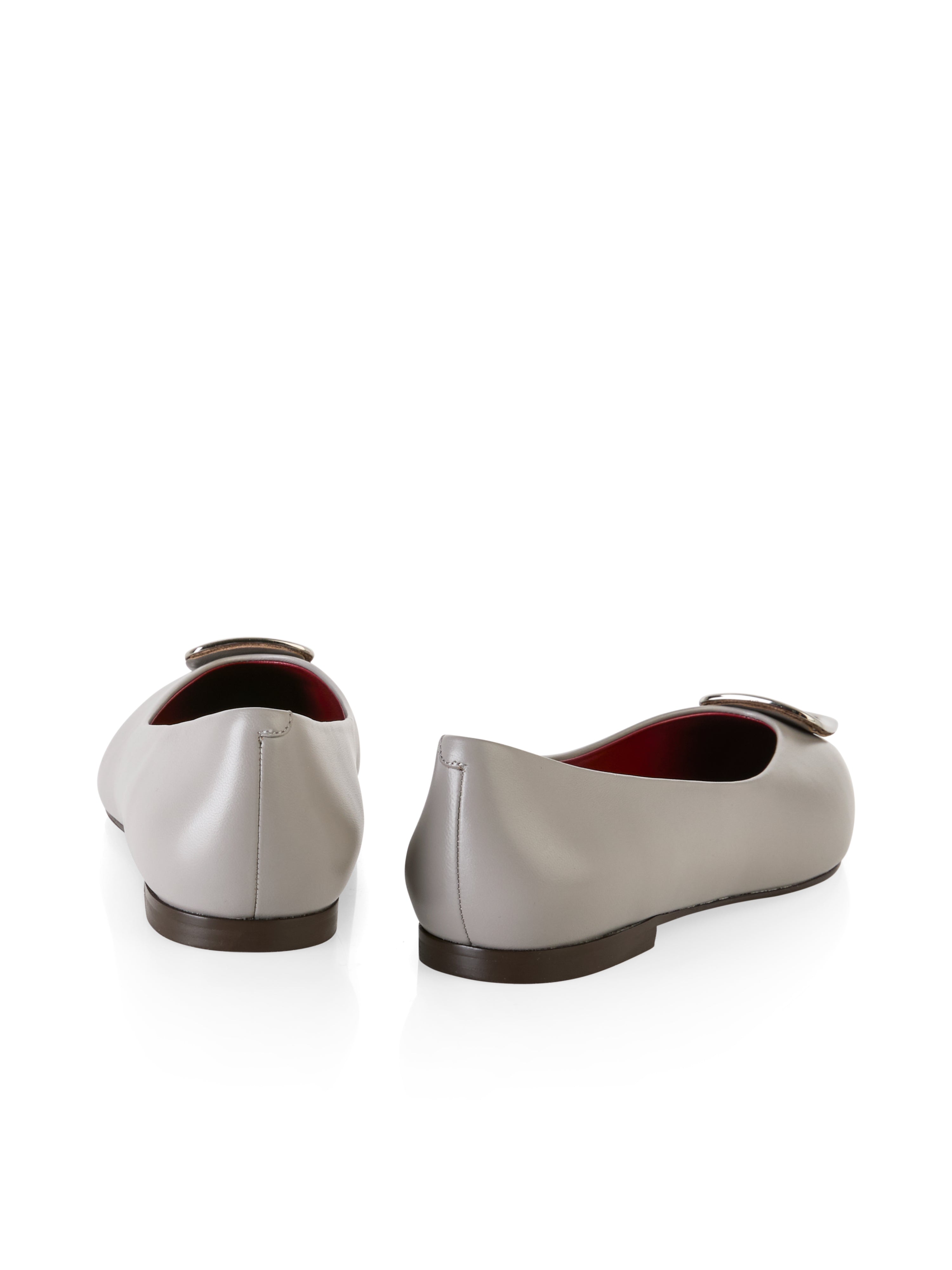 נעלי בלרינה בעיטור אבזם עם סיומת מחודדתהרכב :100% עורגובה עקב: 10 מ"מ