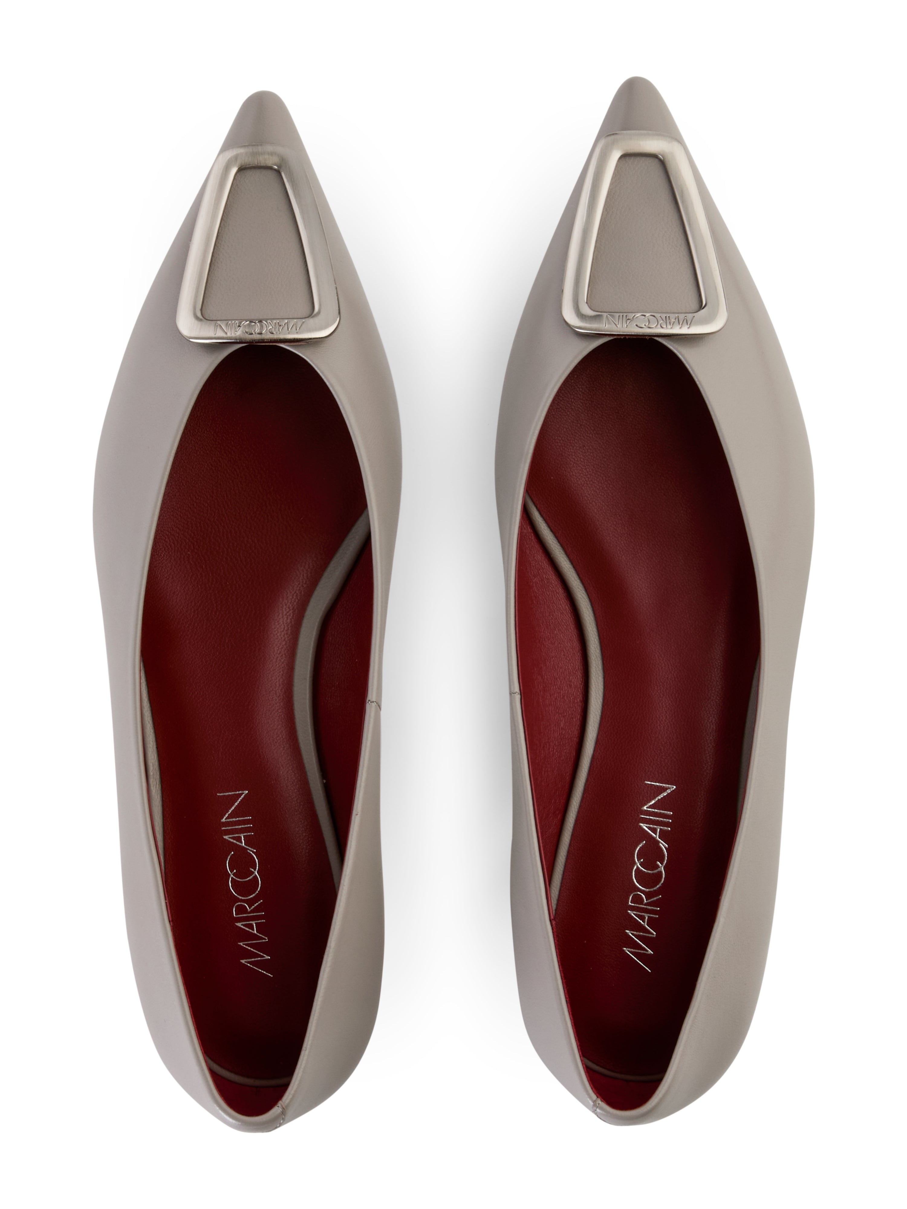 נעלי בלרינה בעיטור אבזם עם סיומת מחודדתהרכב :100% עורגובה עקב: 10 מ"מ