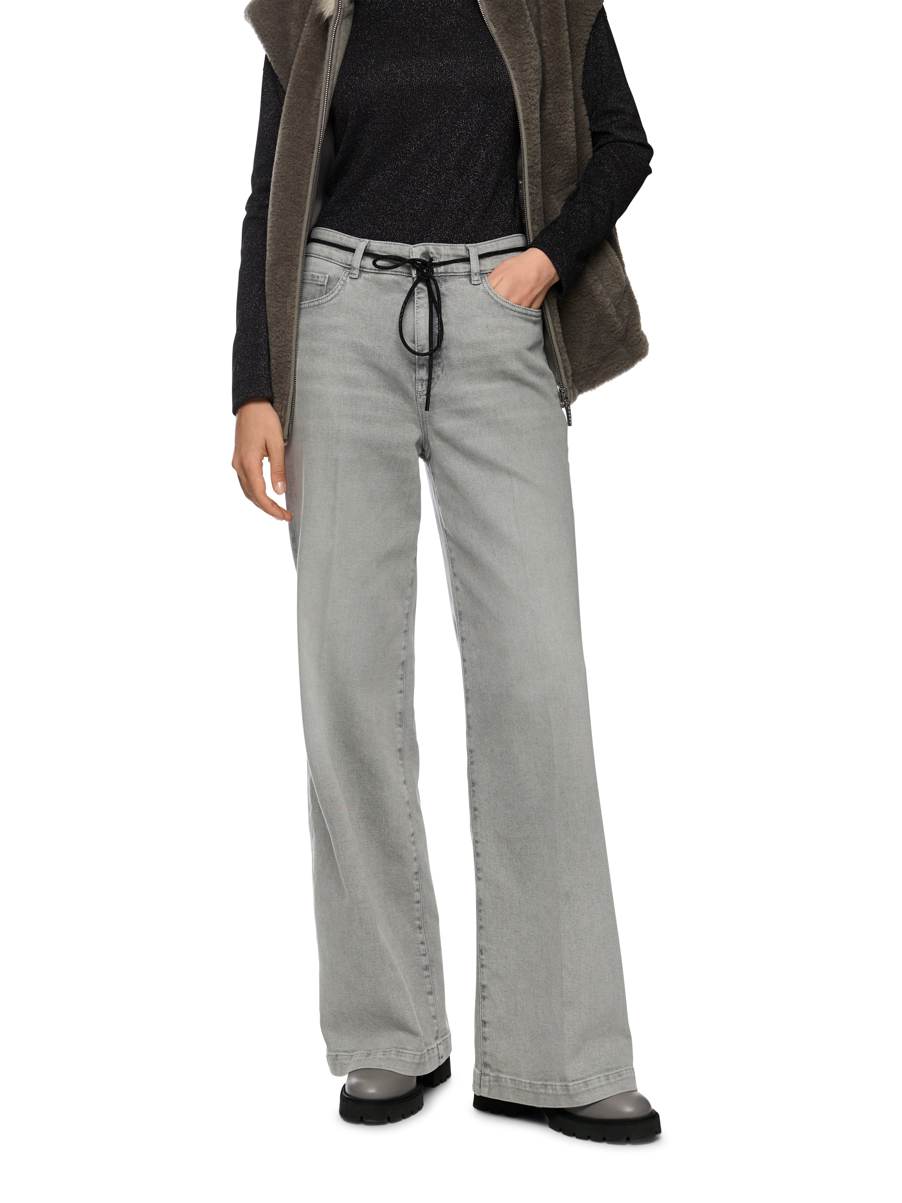 ג’ינס רחב עם מותן גבוה רקום בעיטור פרחים עדין על הכיסכולל שרוך קישוטי במותןהרכב בד: 98% כותנה, 2% אלסטןהדוגמנית בגובה 1.79 ולובשת מידה 3 של מארק קיין