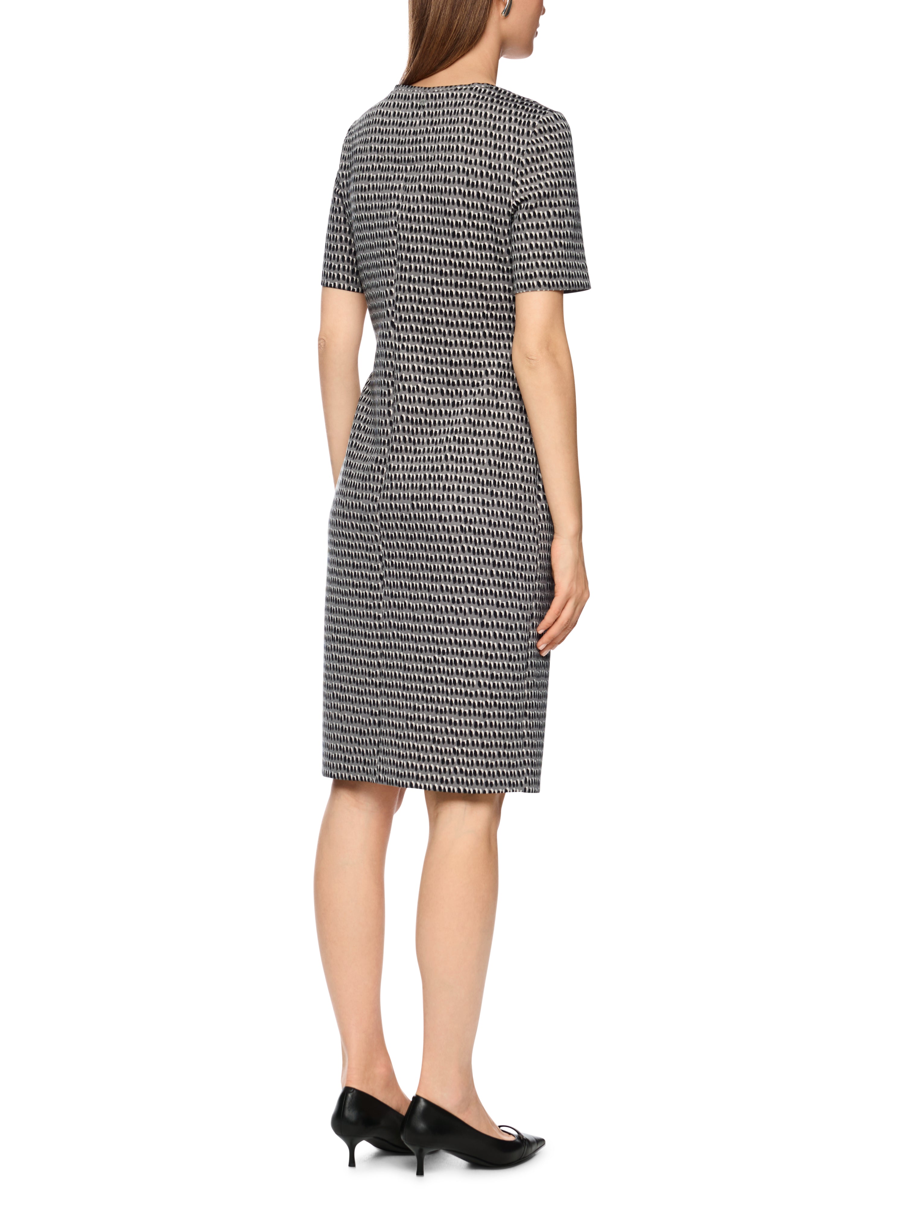 שמלת מידי אסימטרית מבד סקובה נמתח, עם מחשוף אלגנטי, הדפס נקודות ושסע צדדימראה נינוח ליומיום או לערבהרכב: 87% פוליאסטר, 13% אלסטןהדוגמנית בגובה 1.79 ולובשת מידה 3 של מארק קיין 