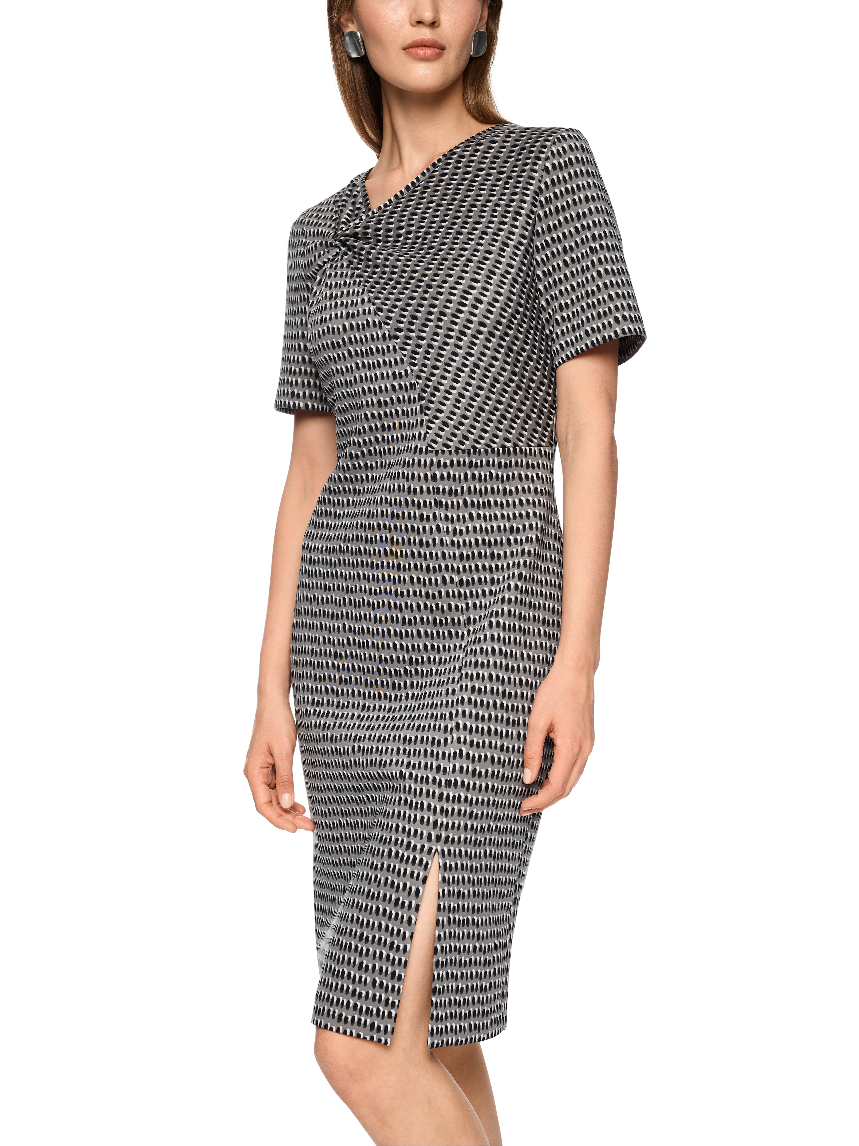 שמלת מידי אסימטרית מבד סקובה נמתח, עם מחשוף אלגנטי, הדפס נקודות ושסע צדדימראה נינוח ליומיום או לערבהרכב: 87% פוליאסטר, 13% אלסטןהדוגמנית בגובה 1.79 ולובשת מידה 3 של מארק קיין 