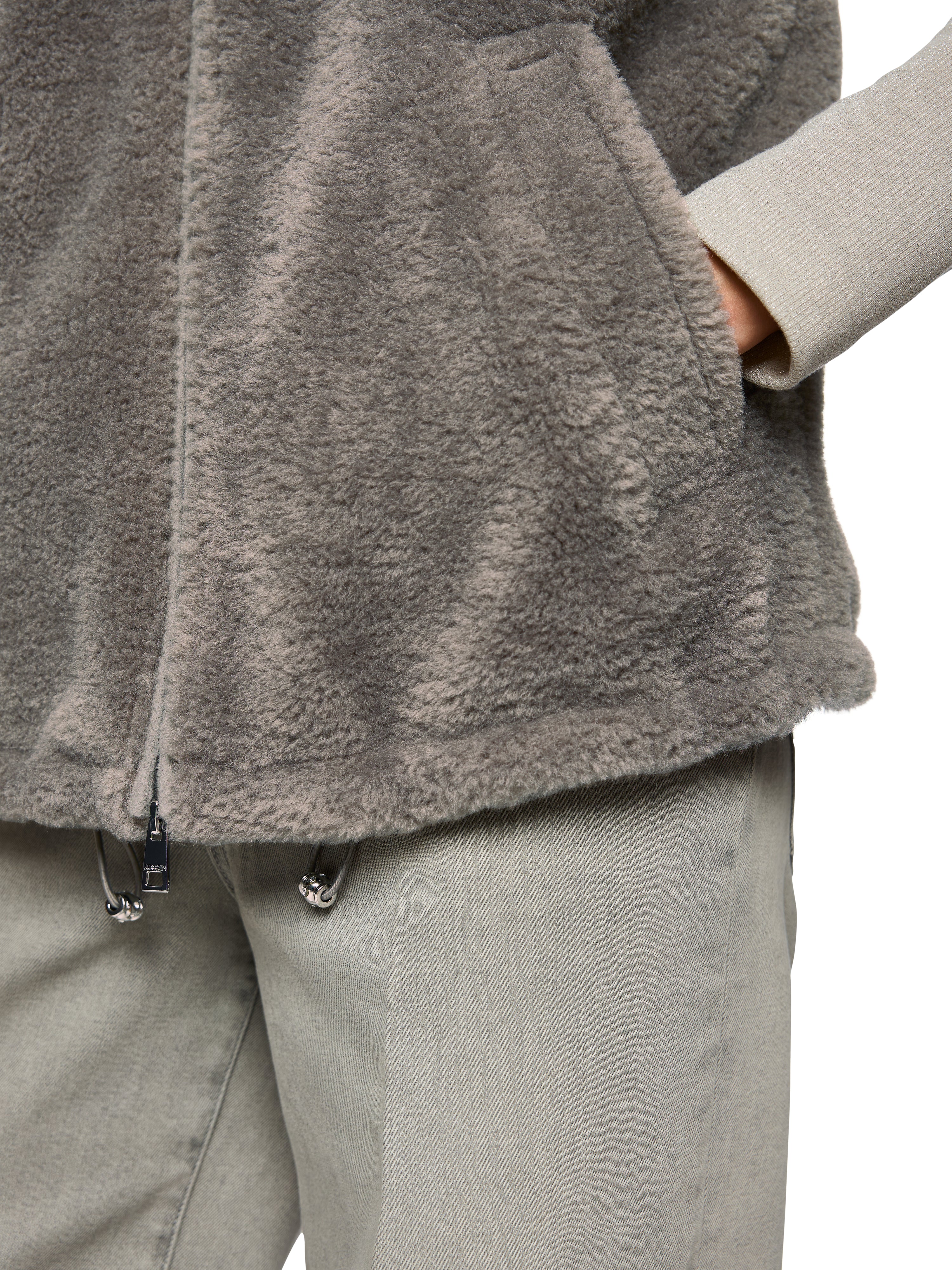 ווסט נעים בגוון חום אפרפר עם צווארון דמוי פרווה רכהבגזרה רחבה ונוחה, גומי בקו המכפלת, רוכסן דו-כיווני וכיסים בצדדיםהרכב: 100% פוליאסטרהדוגמנית בגובה 1.79 ולובשת מידה 3 של מארק קיין