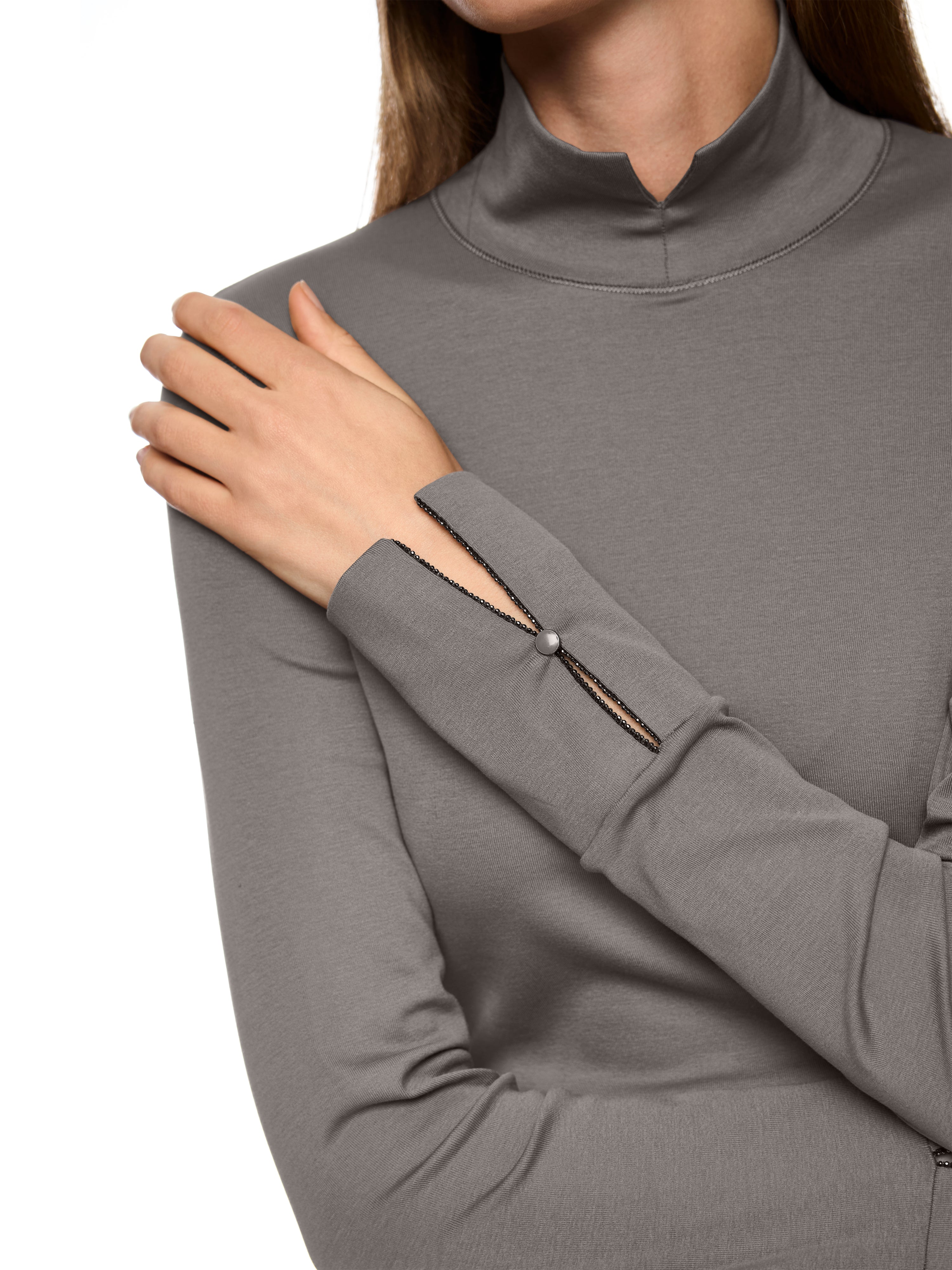 חולצת שרוול ארוך בגזרה צמודה, עם צווארון עומד ופתח קטן בחזיתהשרוולים מסתיימים בגימור רחב עם פתח צדדי וכפתור דקורטיביהרכב בד: 94% כותנה, 6% אלסטןהדוגמנית בגובה 1.79 ולובשת מידה 3 של מארק קיין