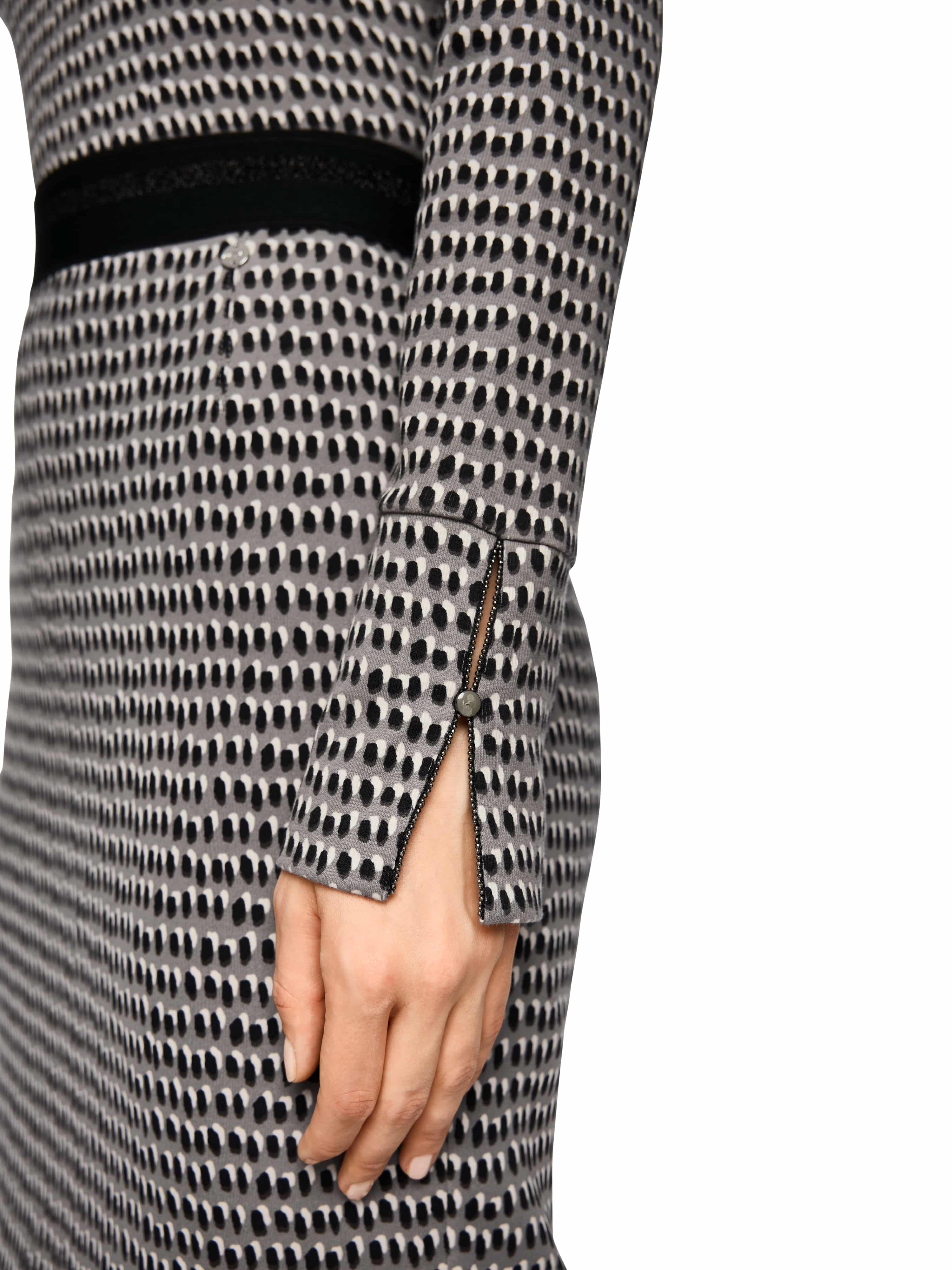 חולצת שרוול ארוך עם הדפס נקודות, בגזרה צמודה ועם צווארון עומד ופתח קטן בחזיתהשרוולים מסתיימים בגימור רחב עם פתח צדדי וכפתור דקורטיביהרכב בד: 94% כותנה, 6% אלסטןהדוגמנית בגובה 1.79 ולובשת מידה 3 של מארק קיין