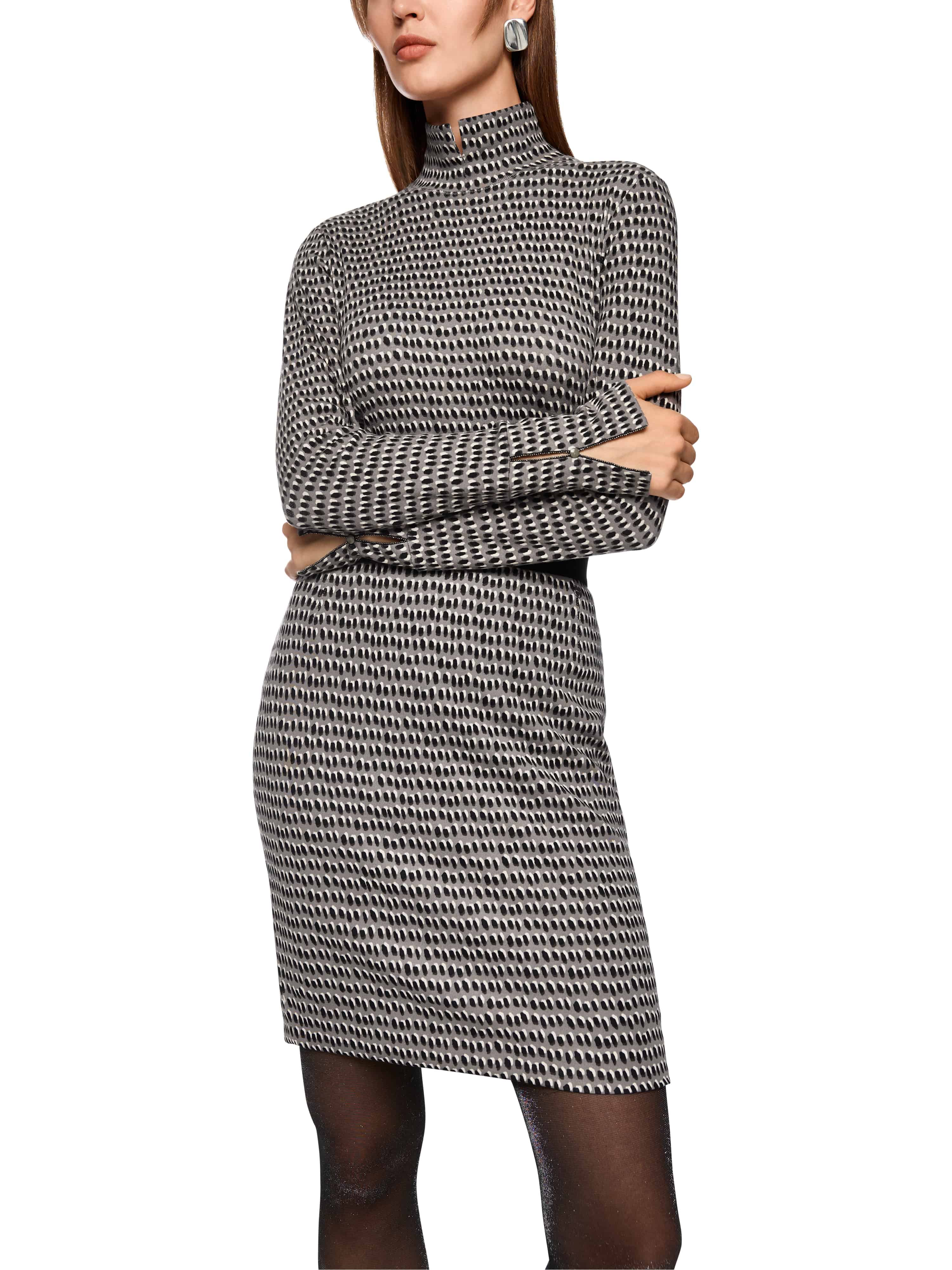 חולצת שרוול ארוך עם הדפס נקודות, בגזרה צמודה ועם צווארון עומד ופתח קטן בחזיתהשרוולים מסתיימים בגימור רחב עם פתח צדדי וכפתור דקורטיביהרכב בד: 94% כותנה, 6% אלסטןהדוגמנית בגובה 1.79 ולובשת מידה 3 של מארק קיין