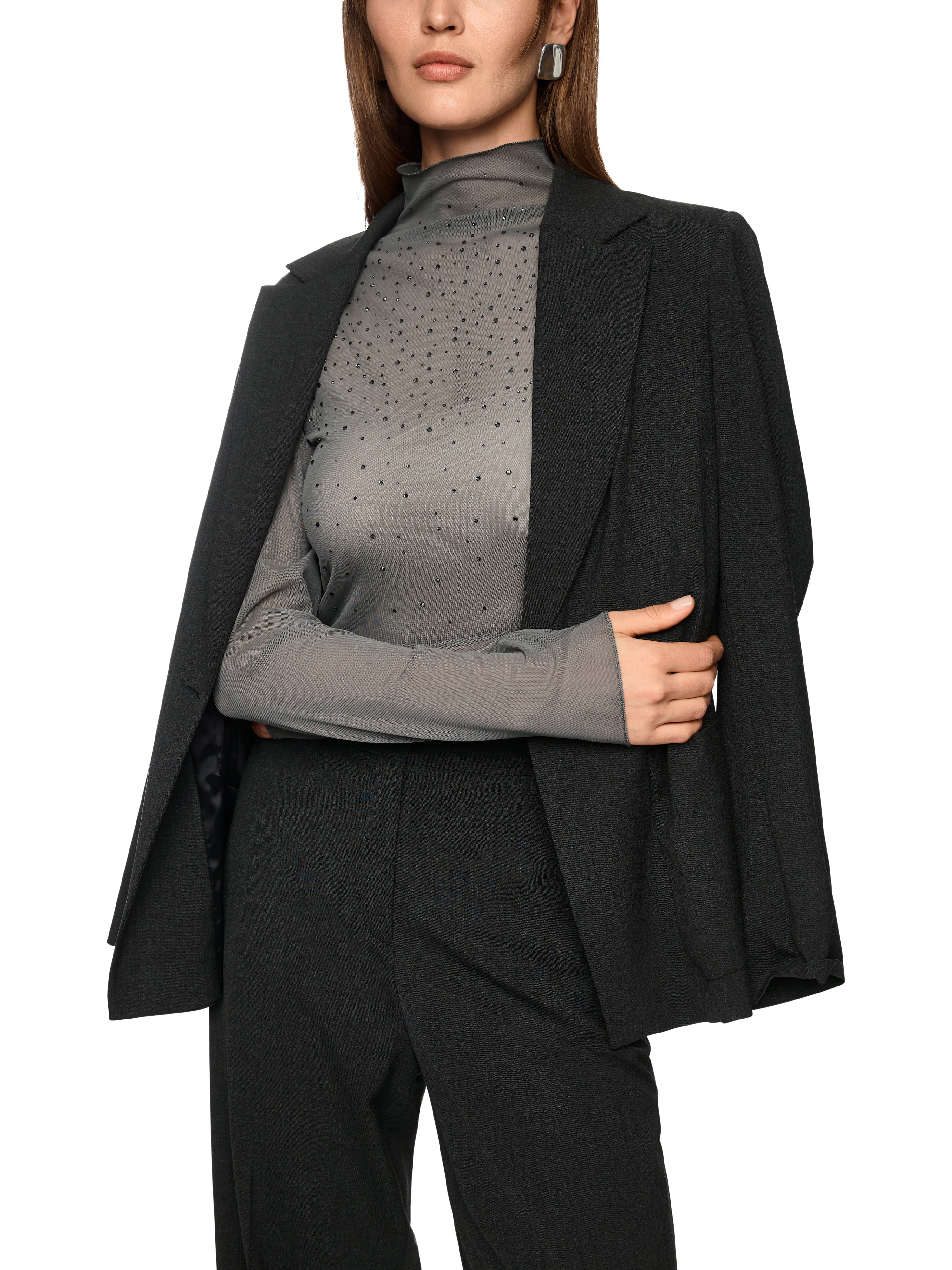 חולצת רשת צמודה עם שרוולים ארוכים וצווארון גבוהמעוטרת באבנים מנצנצות בחזיתהרכב בד: 90% פוליאסטר, 10% אלסטןהדוגמנית בגובה 1.79 ולובשת מידה 3 של מארק קיין