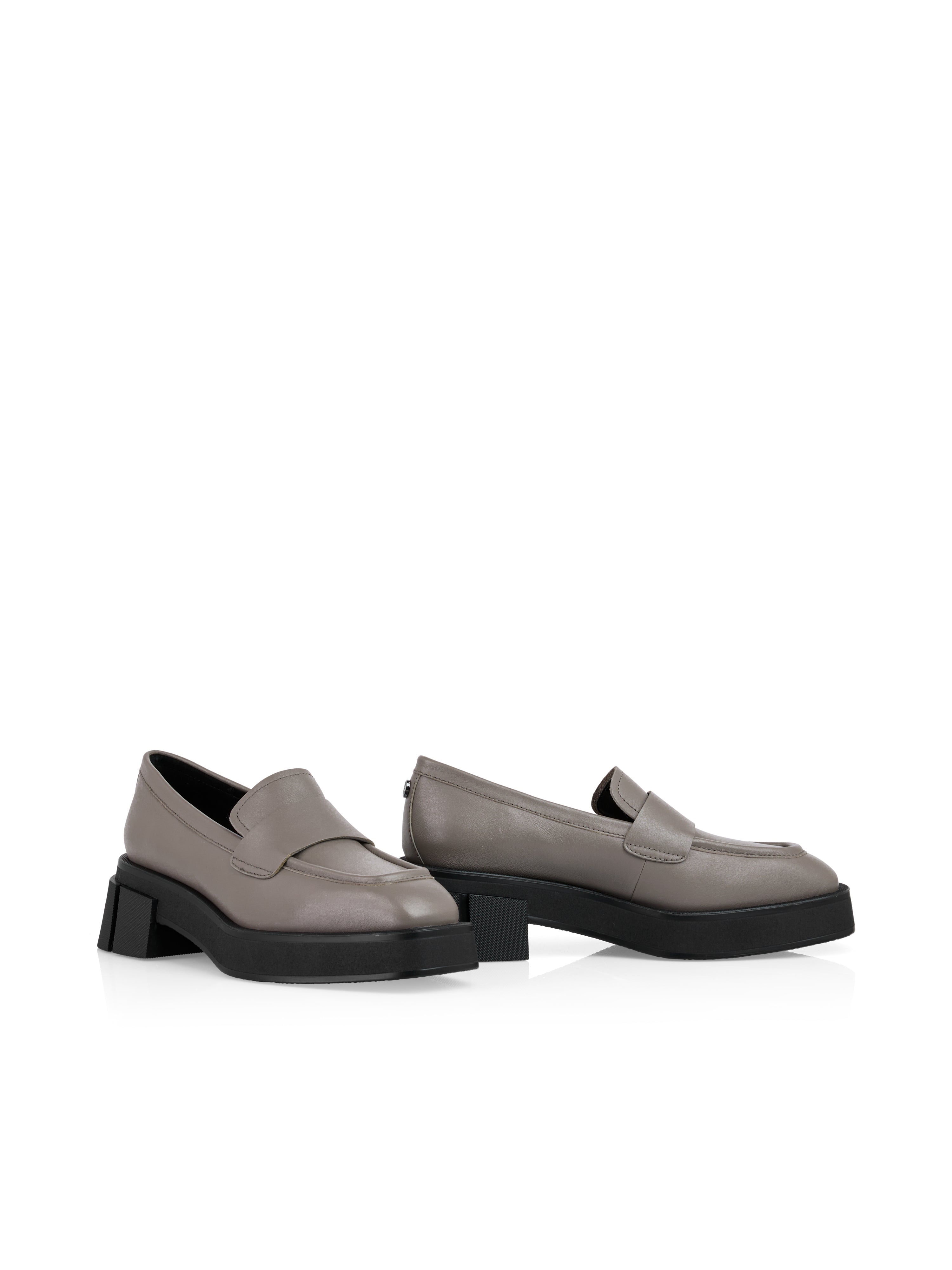 נעליים בעיצוב נמוך מעור איכותי עם סוליה עבה (פלטפורמה נמוכה) לנוחות ויציבותהרכב: 100% עור