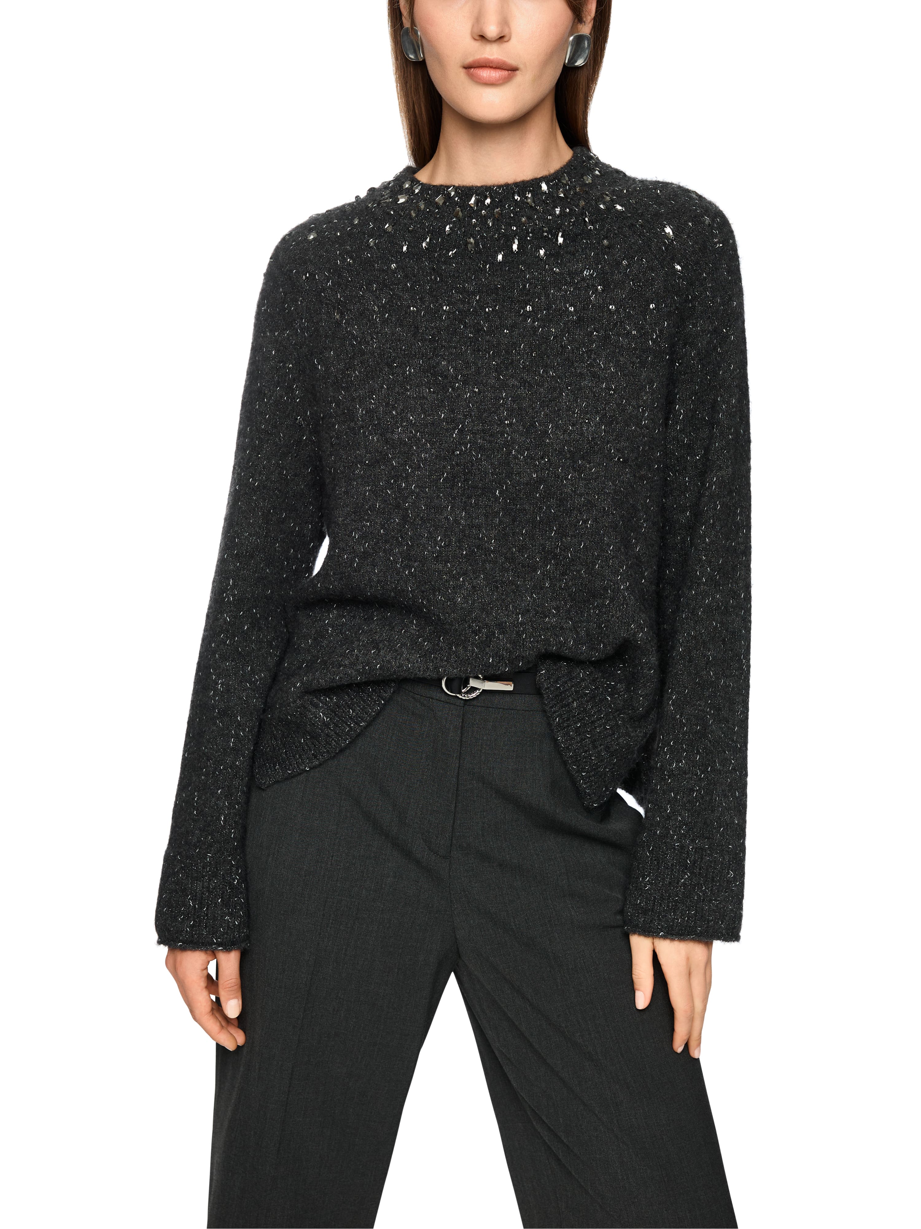 סריג בגוון אפור כהה עם חוטים מבריקים, צווארון גבוה, גזרה רפויה ושרוולים ארוכיםמתאים למראה אלגנטי יומיומי או לאירועים מיוחדיםהרכב בד: 32% פוליאמיד, 27% צמר אלפקה, 27% צמר חדש, 9% פוליאסטר, 5% סיב מתכתיהדוגמנית בגובה 1.79 ולובשת מידה 3 של מארק קיין 