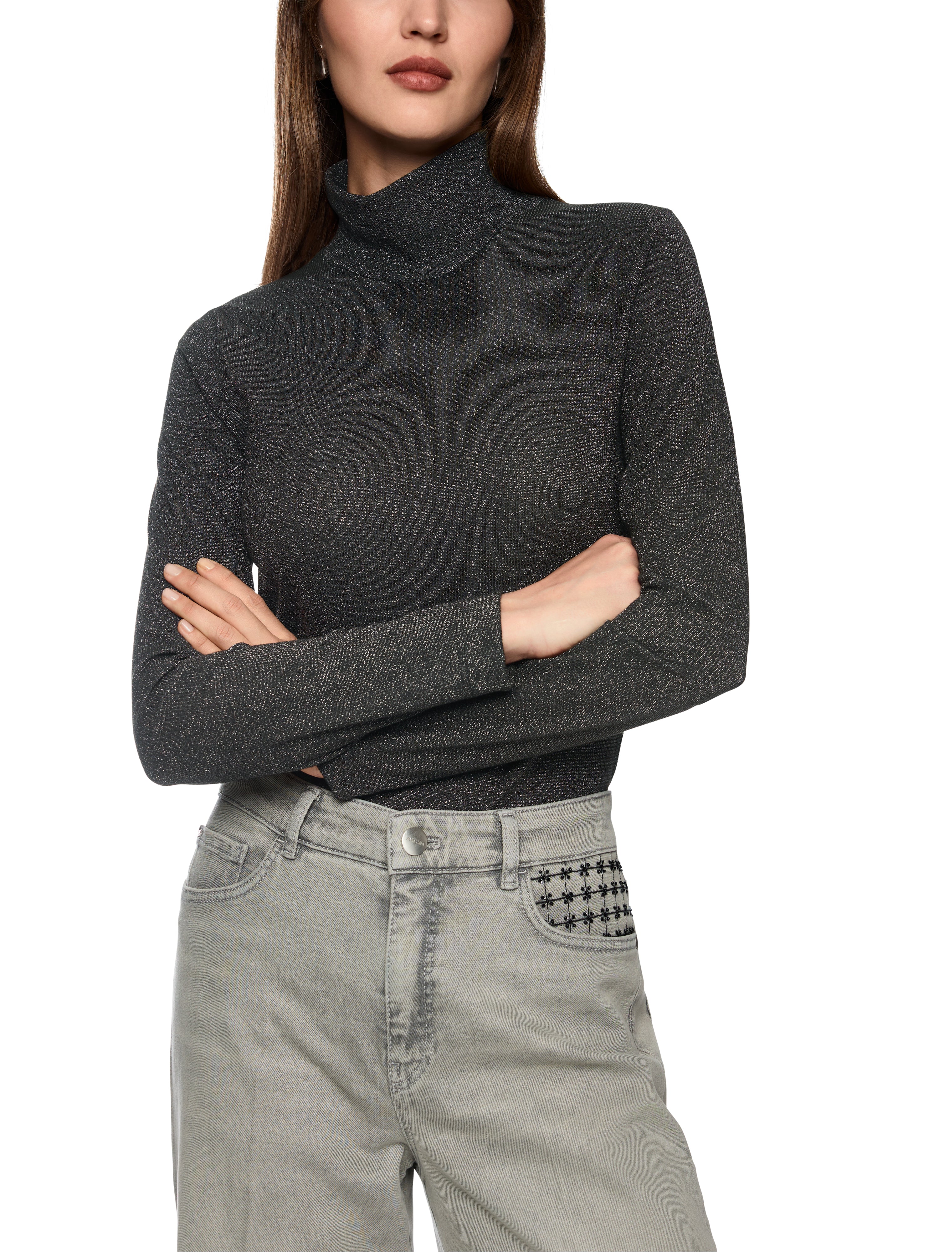 חולצה עם שרוולים ארוכים, לורקס מנצנץ וצווארון גבוה. גזרה צמודה ובד גמיש, בגוון אפור כהההרכב בד: 66% פוליאסטר, 17% סיב מתכתי, 15% פוליאמיד, 2% אלסטןהדוגמנית בגובה 1.79 ולובשת מידה 3 של מארק קיין