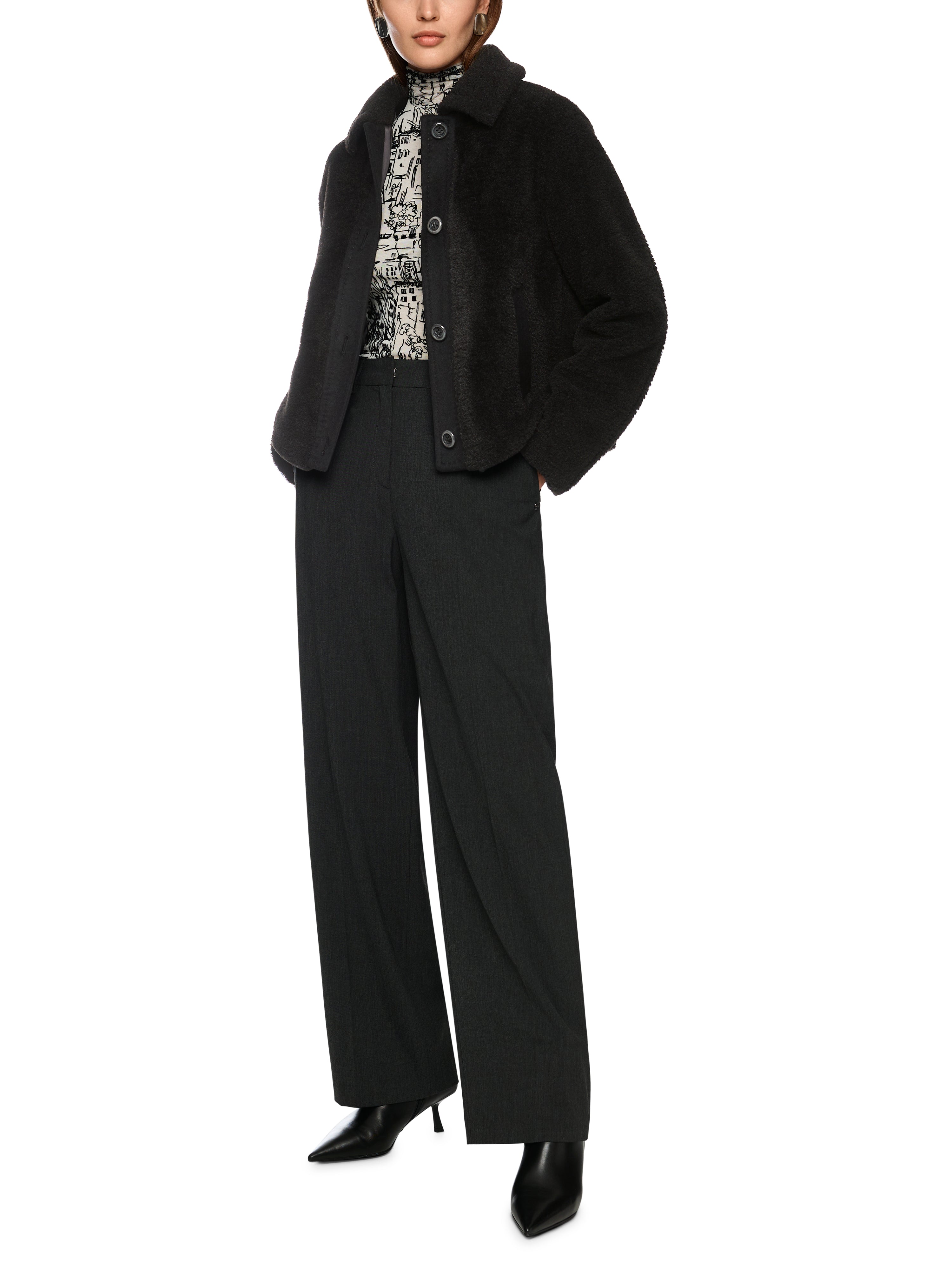 ז'קט מחמם בגזרה ישרה עם סגירת כפתורים וכיסים צדדיים מתאים ללבוש יומיומי וגם להופעה אלגנטיתהרכב: 100% פוליאסטרהדוגמנית בגובה 1.79 ולובשת מידה 3 של מארק קיין 