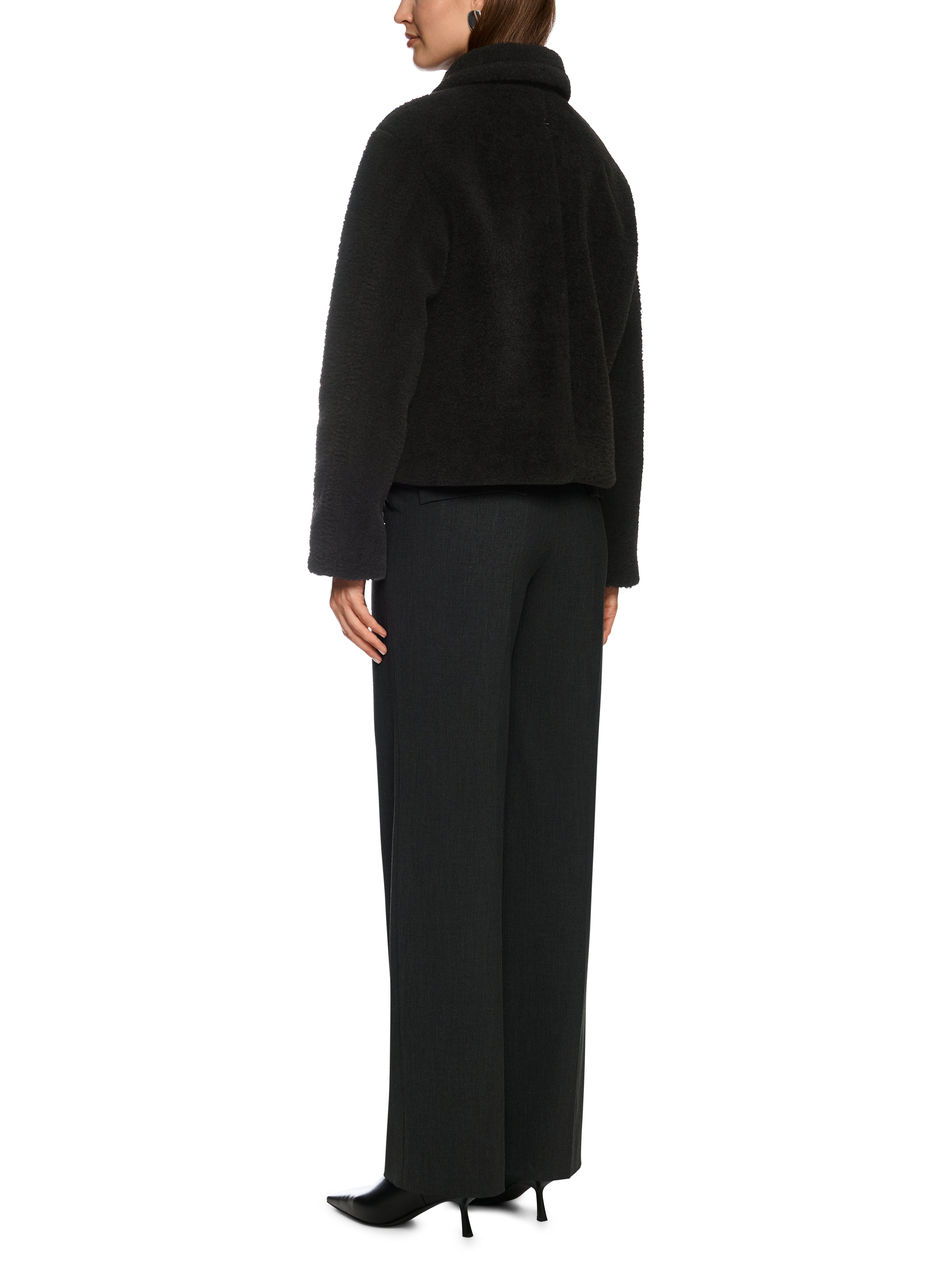 ז'קט מחמם בגזרה ישרה עם סגירת כפתורים וכיסים צדדיים מתאים ללבוש יומיומי וגם להופעה אלגנטיתהרכב: 100% פוליאסטרהדוגמנית בגובה 1.79 ולובשת מידה 3 של מארק קיין 