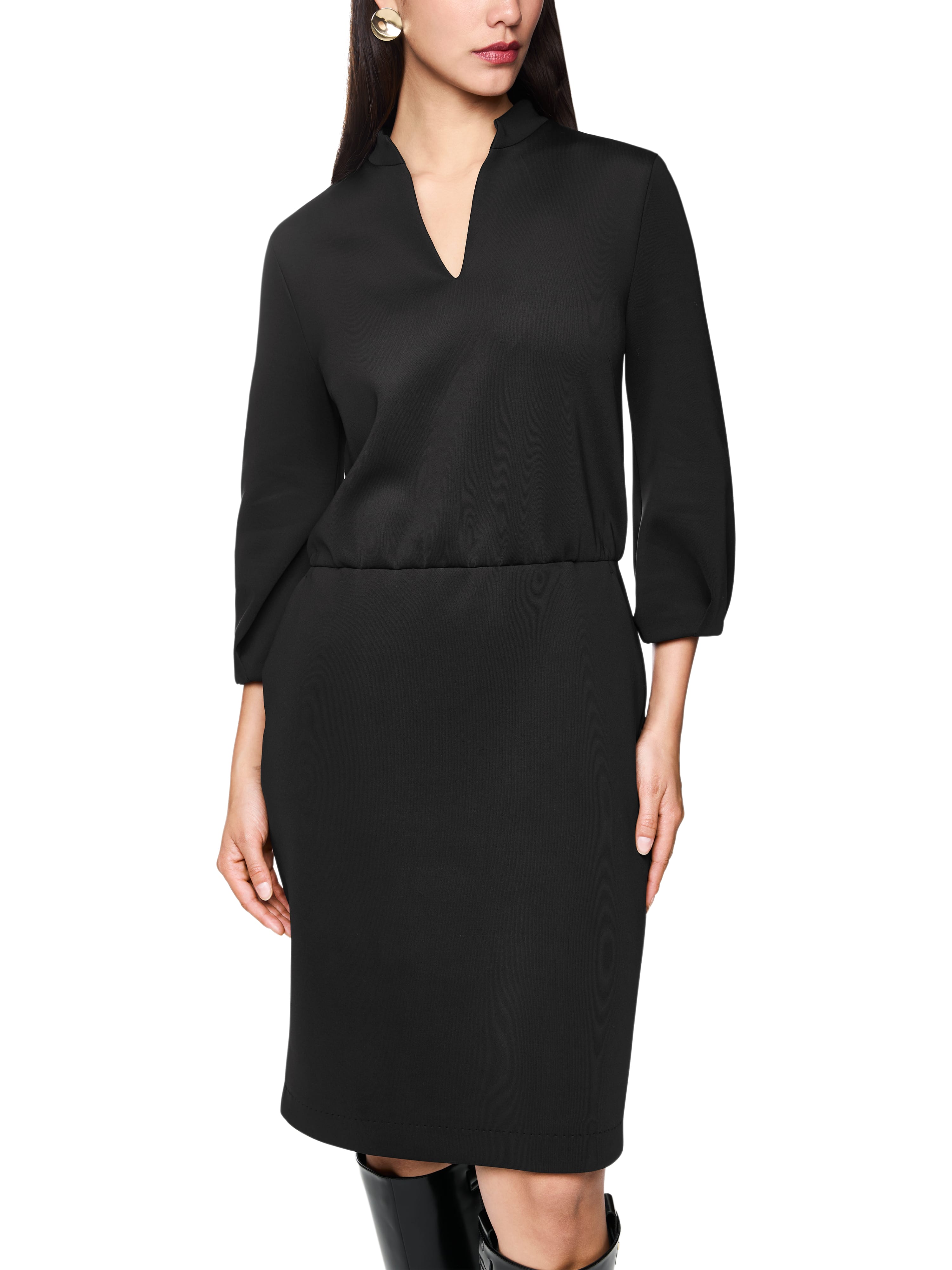 שמלת מיני גזרה צמודה עשויה מג'רזי סקובה עם שרוולי 3/4הרכב: 87% פוליאסטר, 13% אלסטןהדוגמנית בגובה 1.79 ולובשת מידה 3 של מארק קיין 