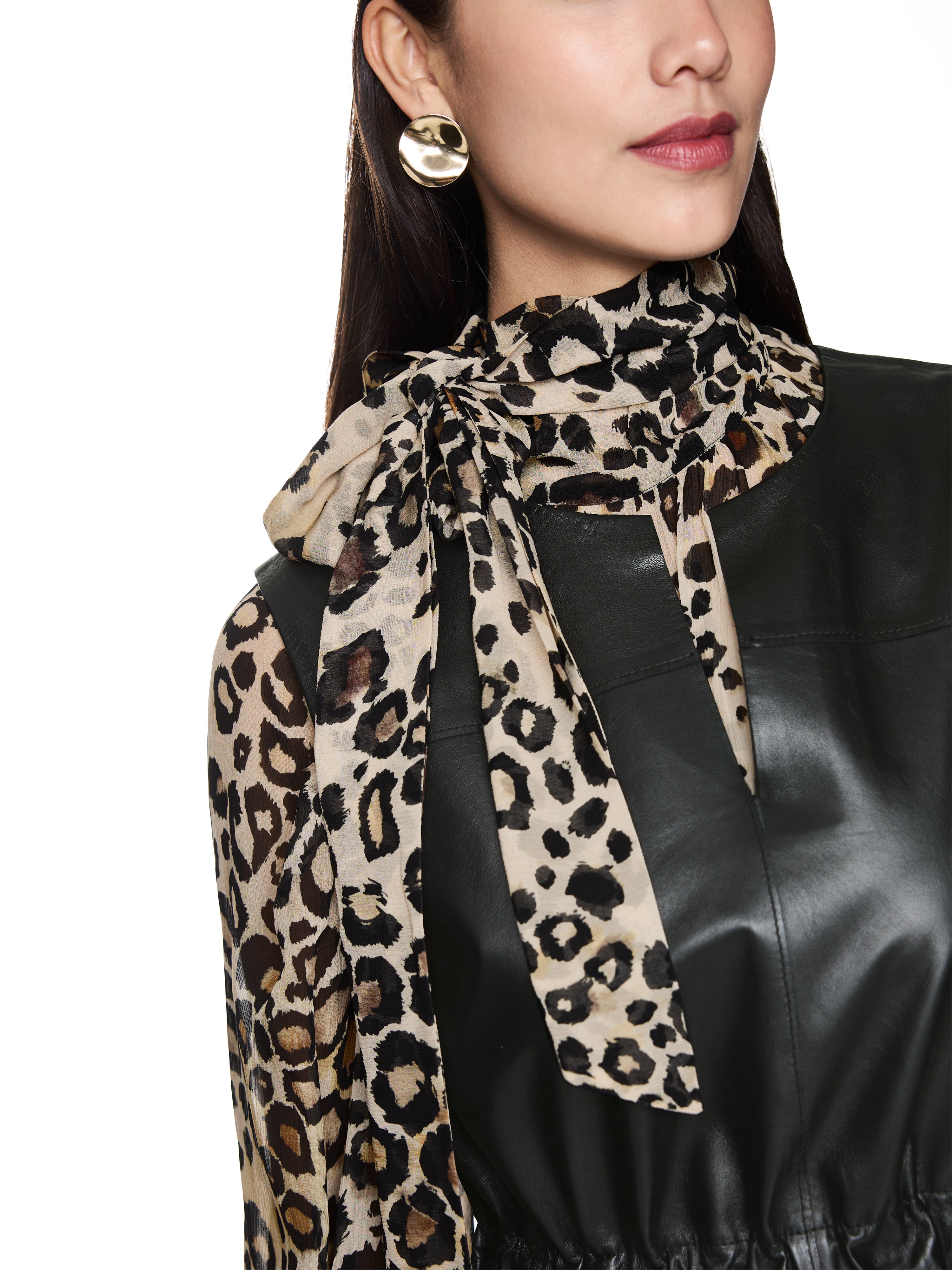 שמלת מידי מעור בגזרה רחבה, כיווץ במותן וכיסים צדדייםניתן ללבוש עם חולצה מתחת או ג'קט מעל, מתאימה ליומיום וגם לאירועיםהרכב: 100% עורהדוגמנית בגובה 1.79 ולובשת מידה 3 של מארק קיין 