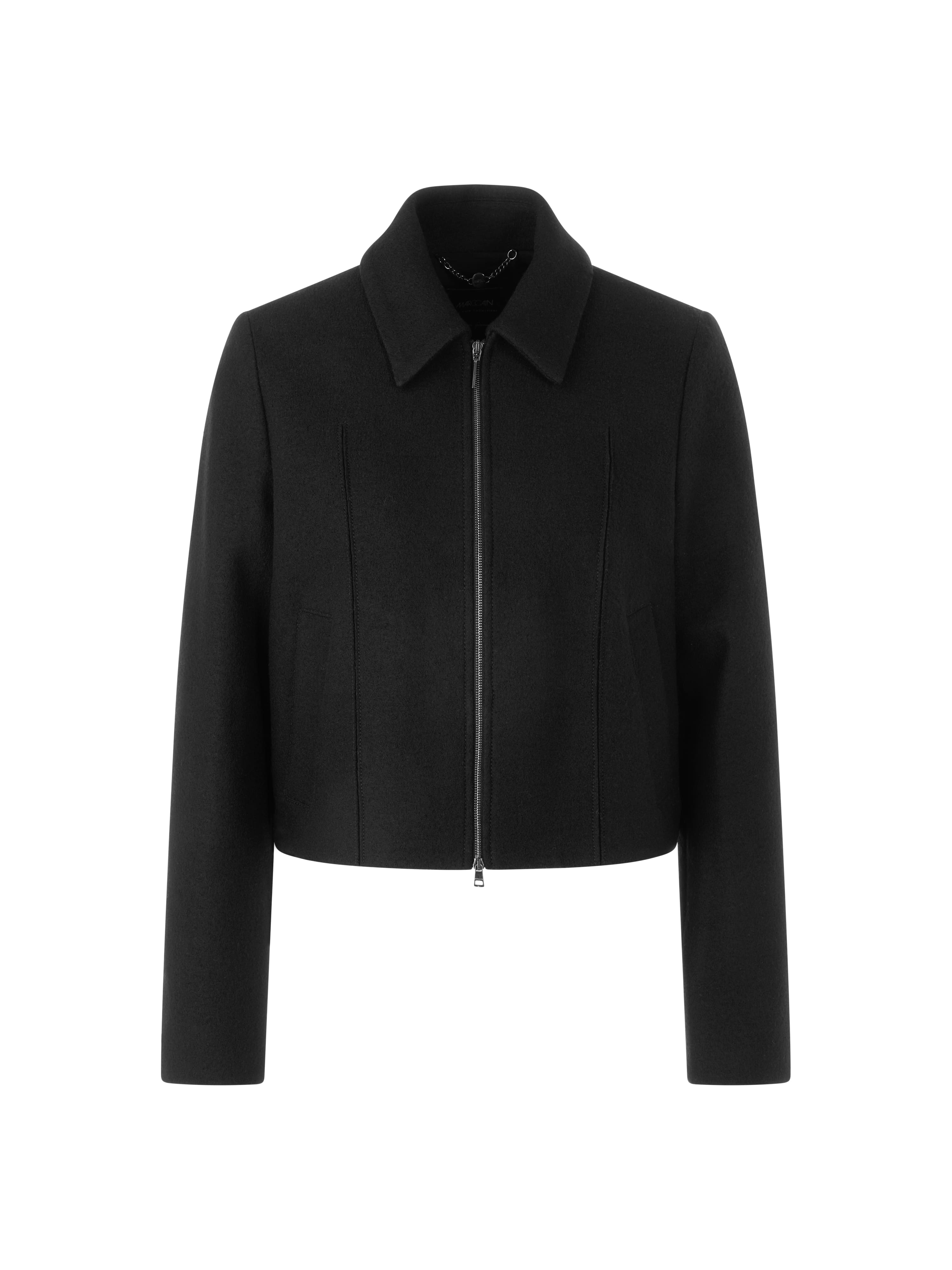 ג'קט צמר בגזרה ישרה ובצבע בז', סרוג בגימור איכותי, עם סגירת רוכסן, כיסי צד נסתרים, קצוות שרוול פתוחים וגומי בגב להדגשת המותןהרכב: 100% צמרהדוגמנית בגובה 1.79 ולובשת מידה 3 של מארק קיין 