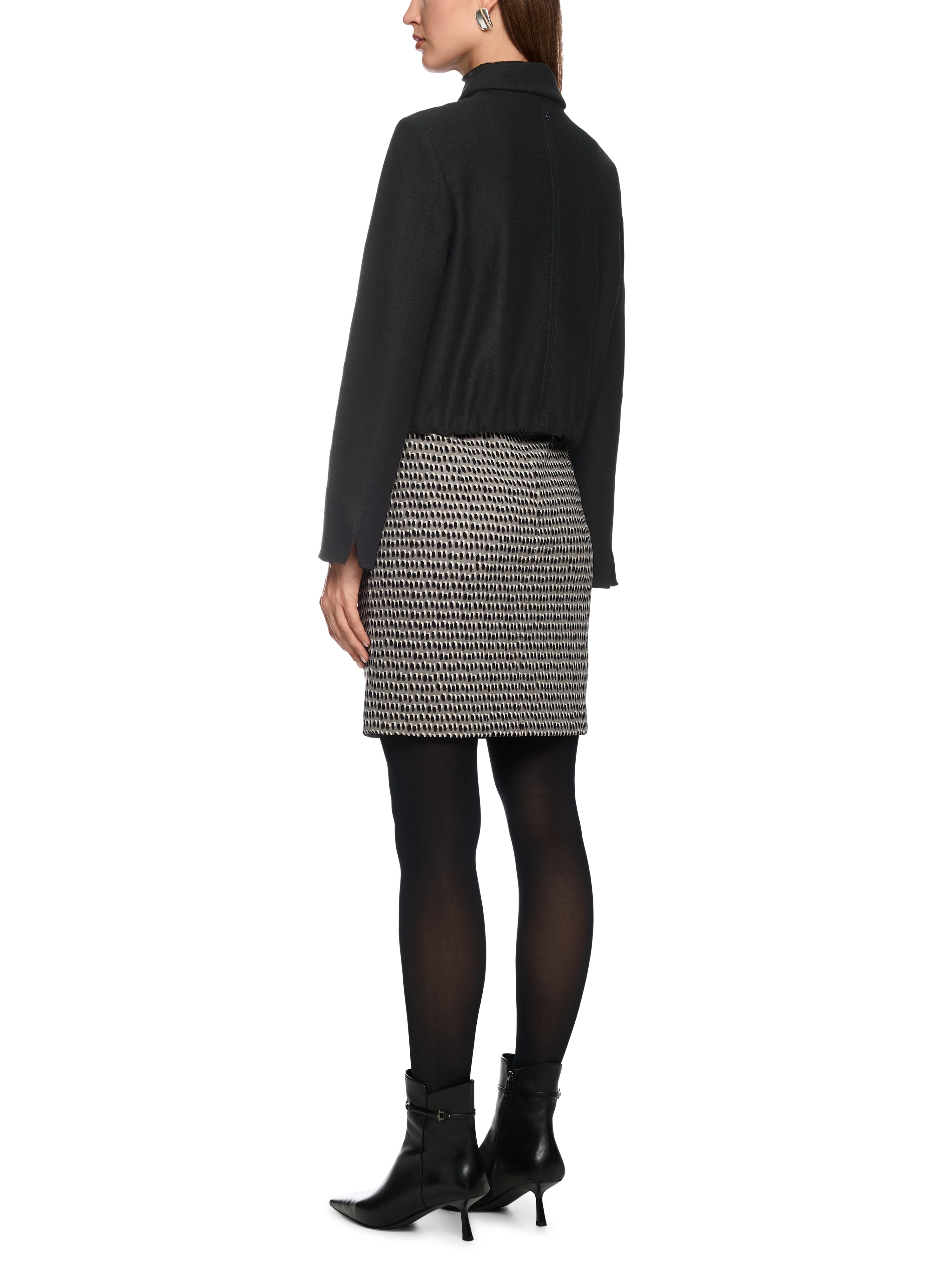 ג'קט צמר בגזרה ישרה ובצבע בז', סרוג בגימור איכותי, עם סגירת רוכסן, כיסי צד נסתרים, קצוות שרוול פתוחים וגומי בגב להדגשת המותןהרכב: 100% צמרהדוגמנית בגובה 1.79 ולובשת מידה 3 של מארק קיין 