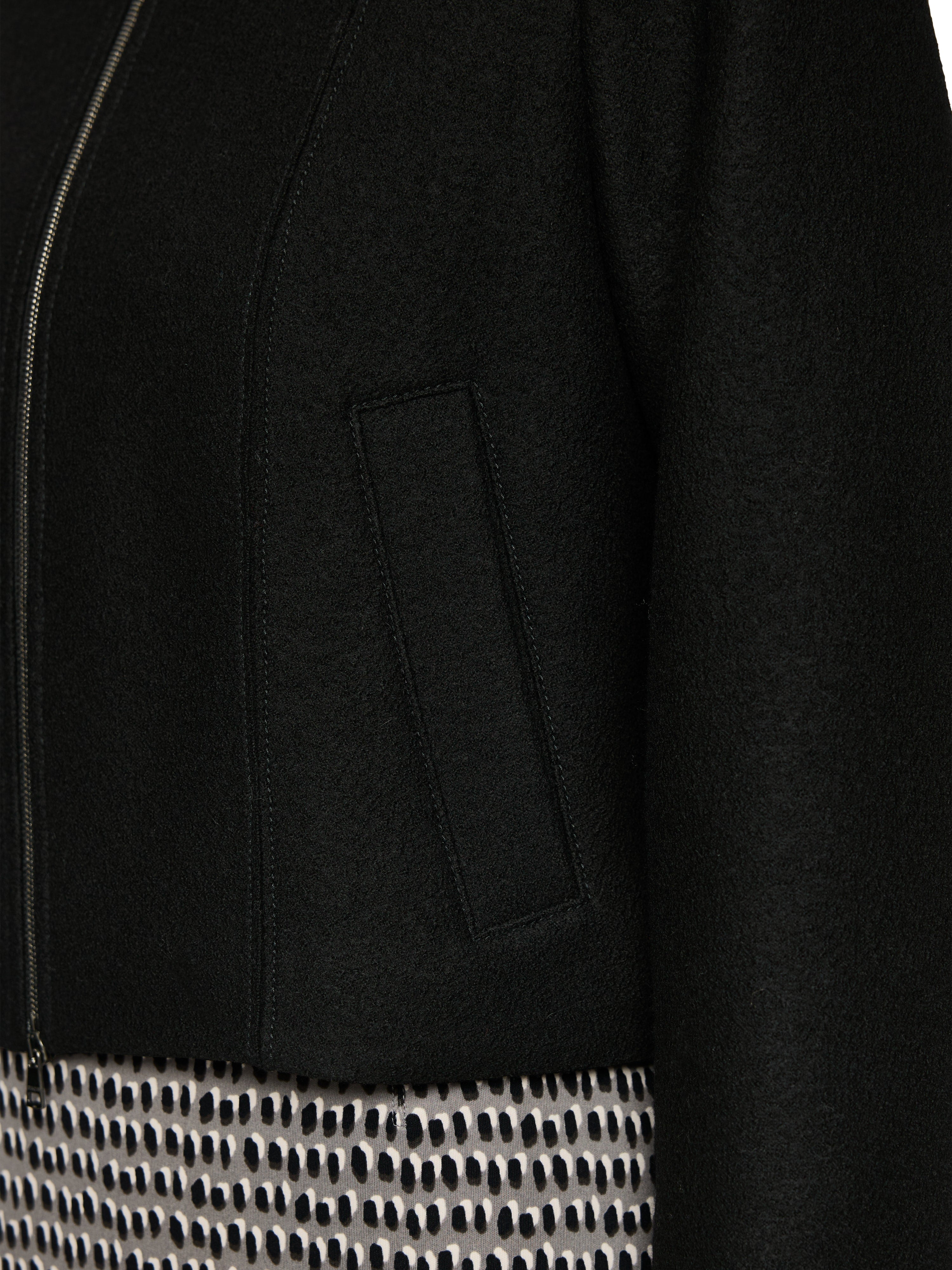 ג'קט צמר בגזרה ישרה ובצבע בז', סרוג בגימור איכותי, עם סגירת רוכסן, כיסי צד נסתרים, קצוות שרוול פתוחים וגומי בגב להדגשת המותןהרכב: 100% צמרהדוגמנית בגובה 1.79 ולובשת מידה 3 של מארק קיין 