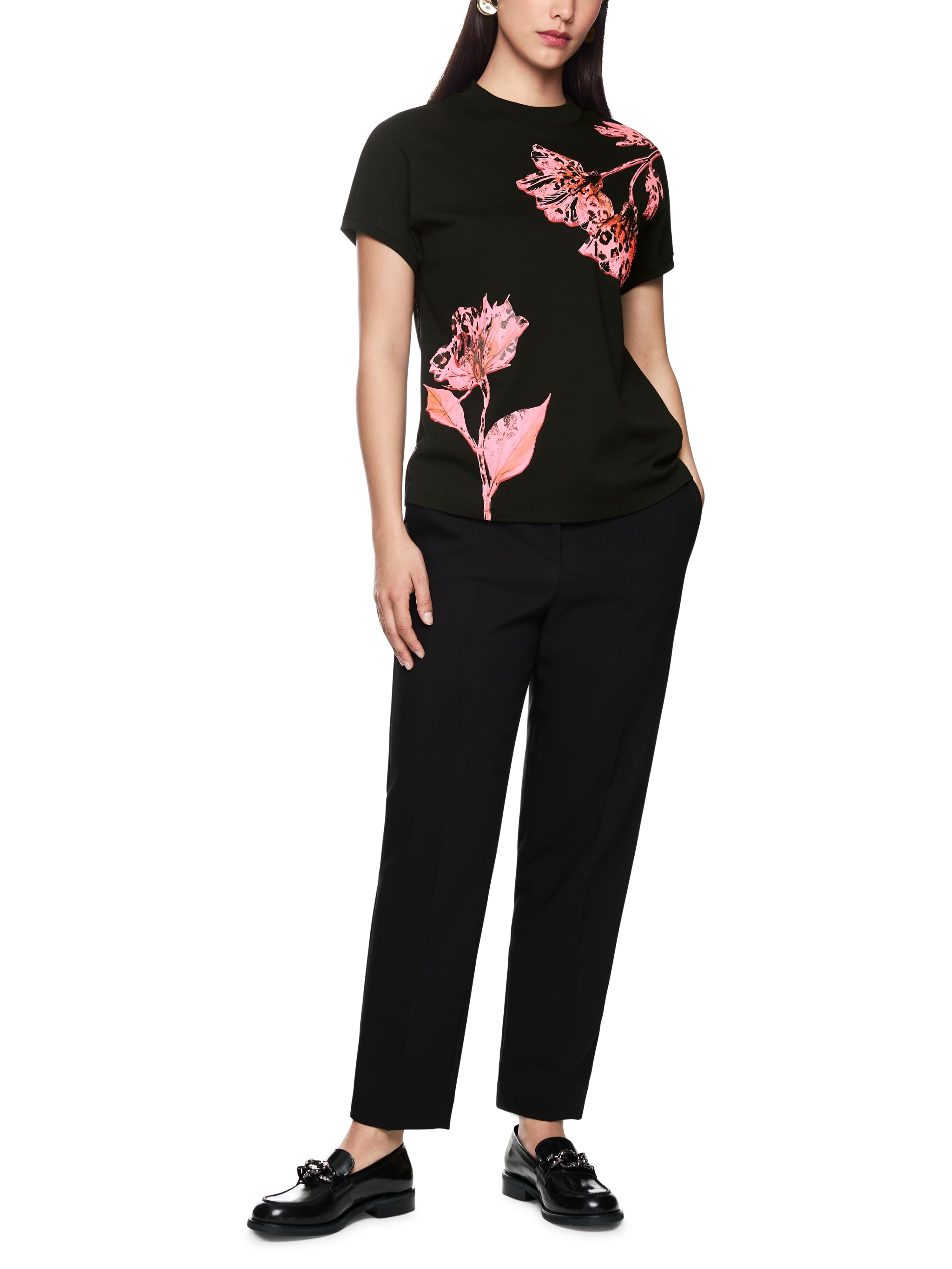 חולצת טי עשויה כותנה עם הדפסהרכב: 100% כותנההדוגמנית בגובה 1.79 ולובשת מידה 3 של מארק קיין