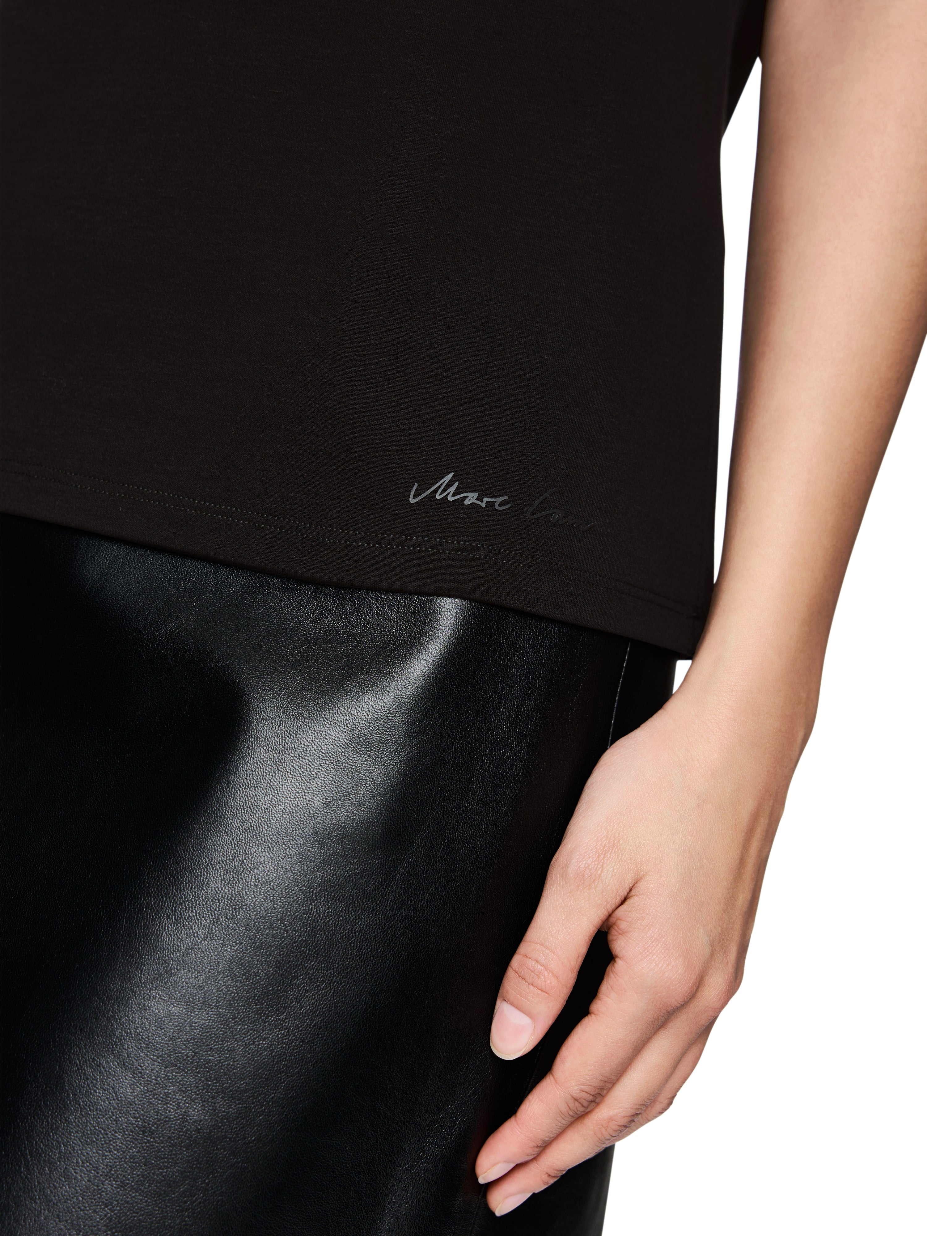 חולצת טי עשויה כותנה עם הדפסהרכב: 100% כותנההדוגמנית בגובה 1.79 ולובשת מידה 3 של מארק קיין