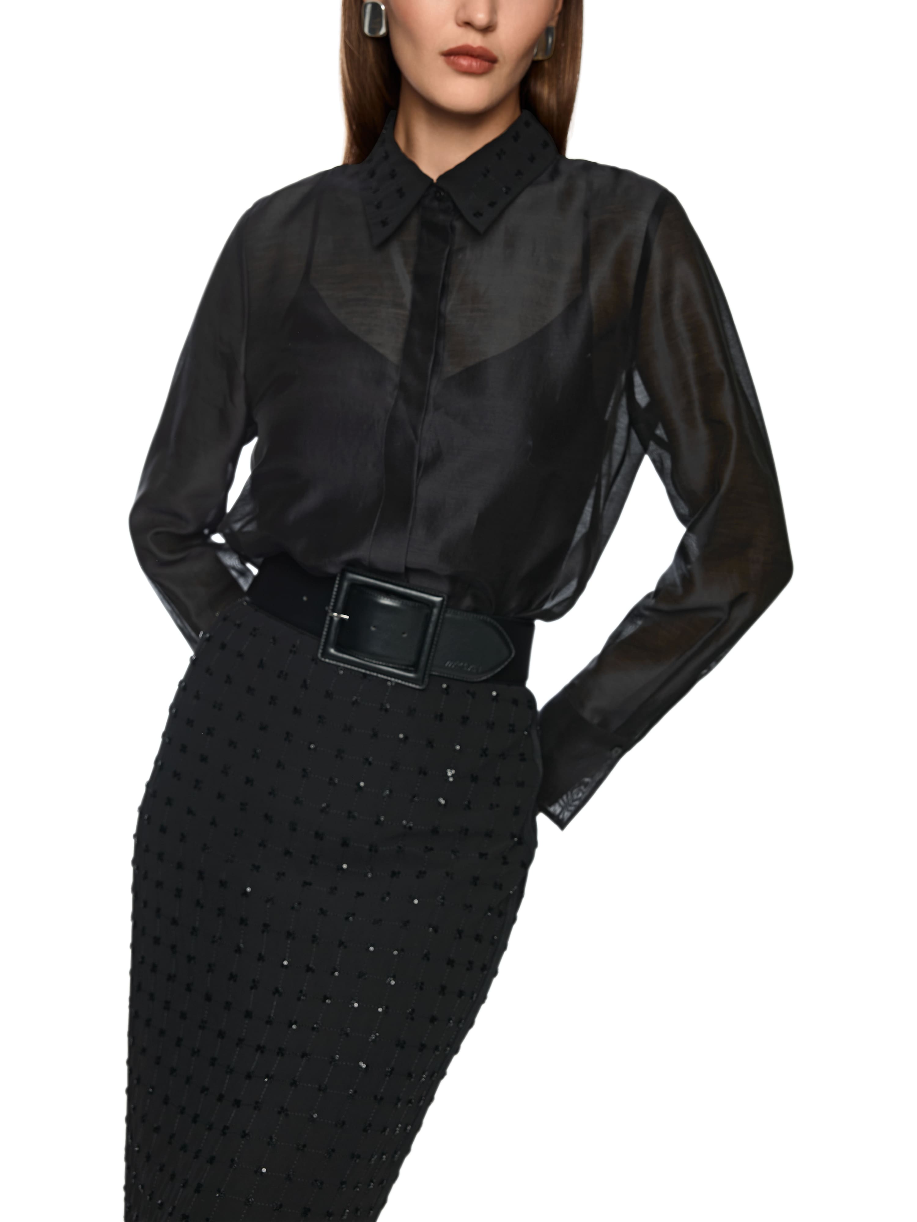 חולצת אורגנזה שקופה עם רקמה עדינה בצווארון, בגזרה רחבה עם תחתית חלקה וחלק שקוף בחלקה העליון.הרכב בד: 79% כותנה, 21% משיהדוגמנית בגובה 1.79 ולובשת מידה 3 של מארק קיין