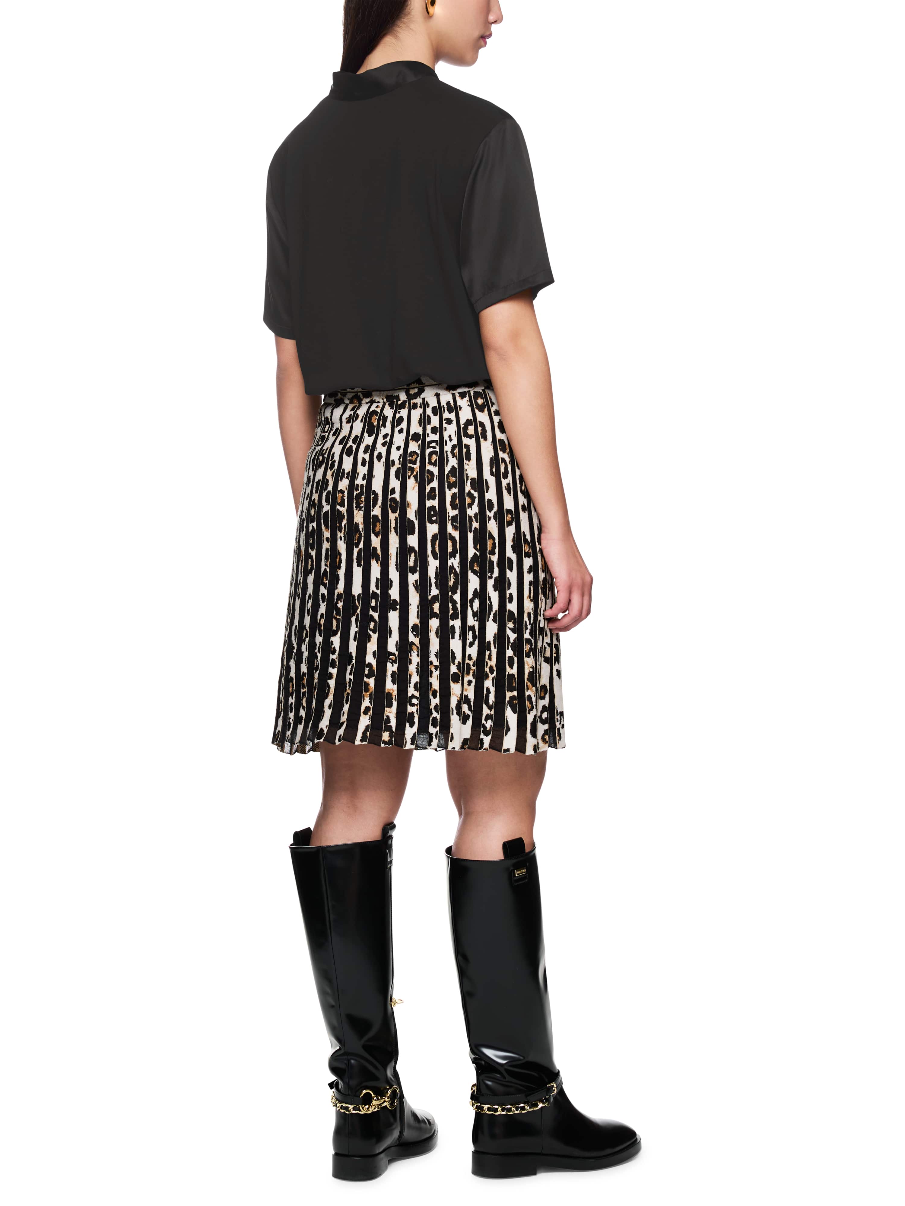 חולצה בגזרה ישרה עם שרוולים קצרים וקשירת פפיוןהרכב: 94% משי, 6% אלסטןהדוגמנית בגובה 1.79 ולובשת מידה 3 של מארק קיין