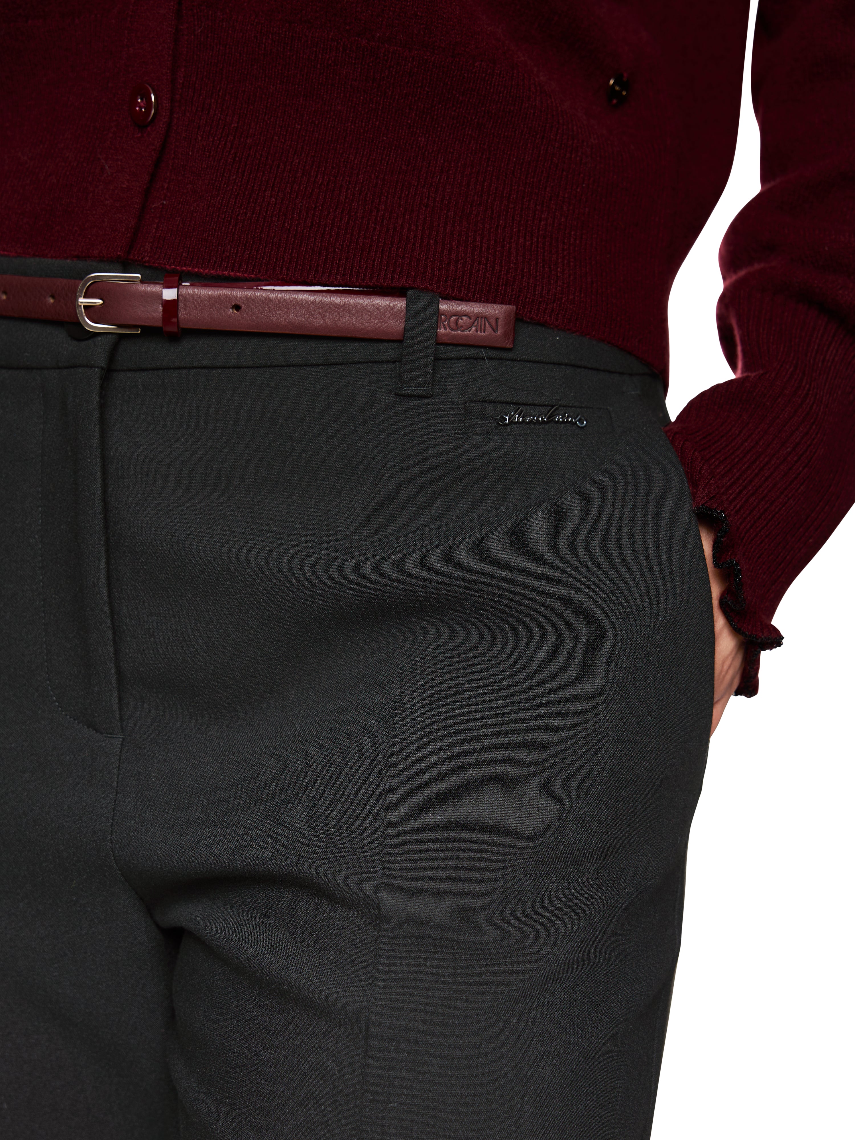 מכנסיים באורך 7/8 בגזרה ישרה עם סגירה בכפתור ורוכסןאלסטיים ונעימיםהרכב בד: 40% פוליאסטר ממוחזר, 31% פוליאסטר, 22% ויסקוזה, 7% אלסטןהדוגמנית בגובה 1.79 ולובשת מידה 3 של מארק קיין