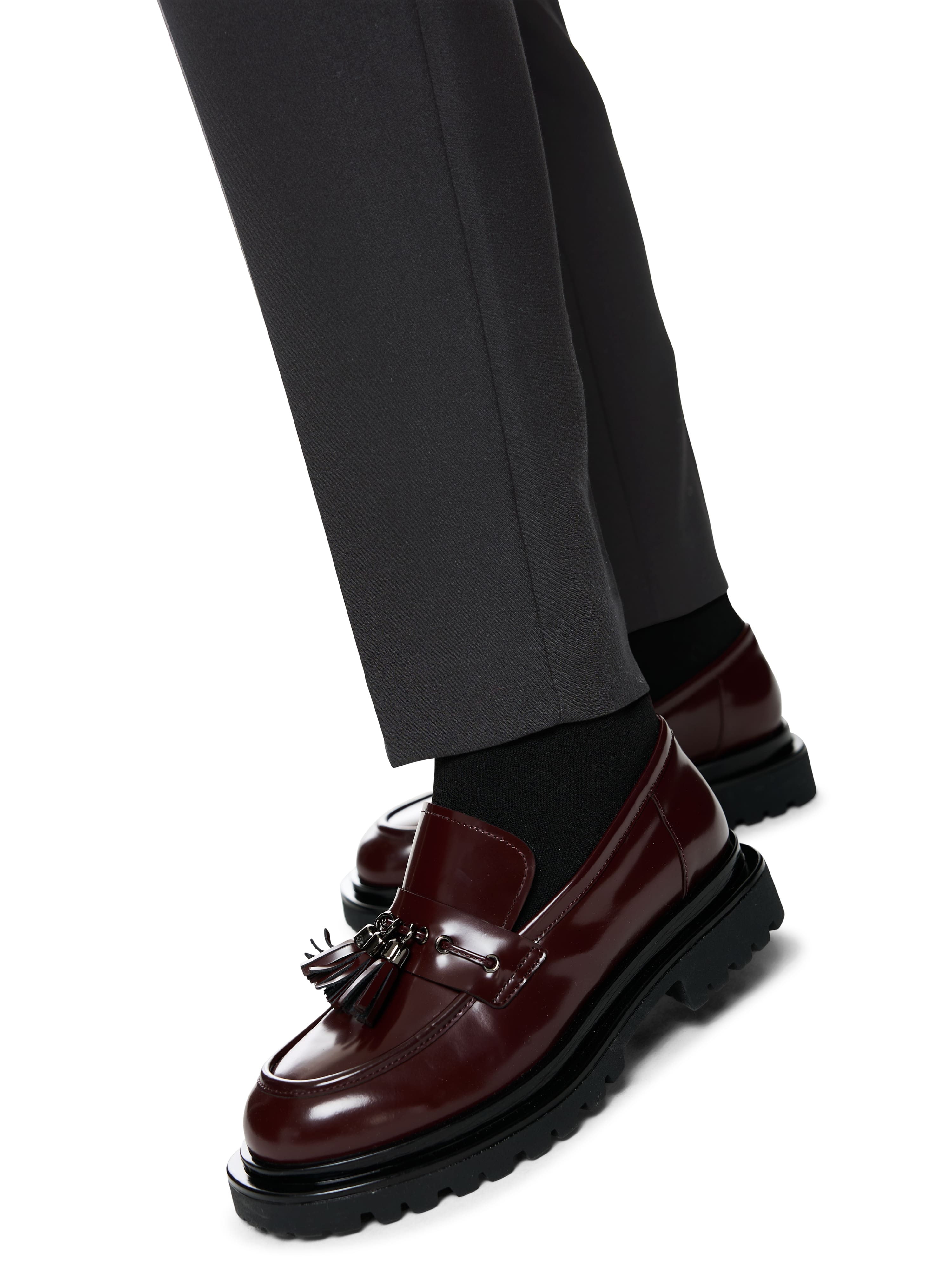 מכנסיים באורך 7/8 בגזרה ישרה עם סגירה בכפתור ורוכסןאלסטיים ונעימיםהרכב בד: 40% פוליאסטר ממוחזר, 31% פוליאסטר, 22% ויסקוזה, 7% אלסטןהדוגמנית בגובה 1.79 ולובשת מידה 3 של מארק קיין