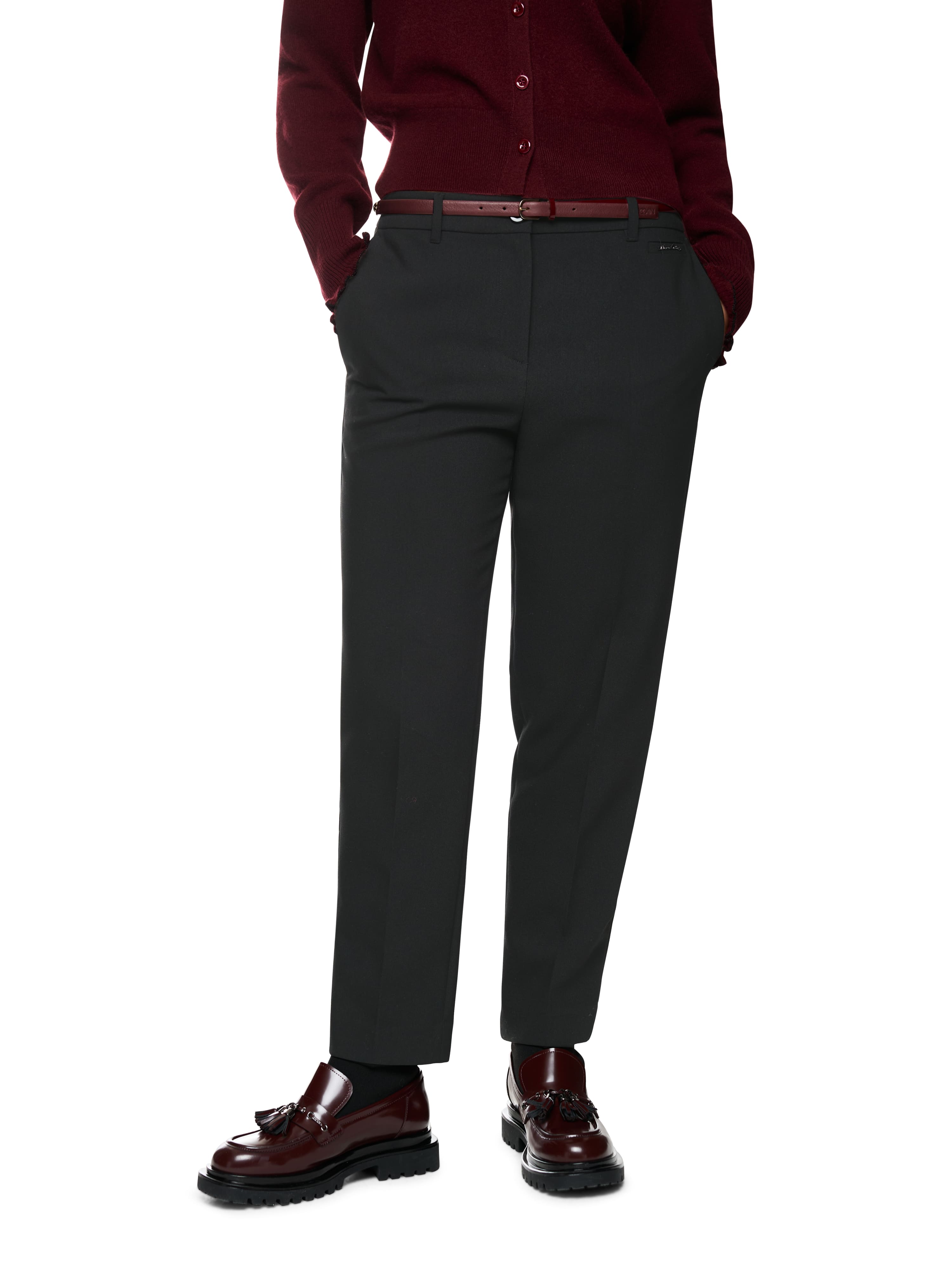 מכנסיים באורך 7/8 בגזרה ישרה עם סגירה בכפתור ורוכסןאלסטיים ונעימיםהרכב בד: 40% פוליאסטר ממוחזר, 31% פוליאסטר, 22% ויסקוזה, 7% אלסטןהדוגמנית בגובה 1.79 ולובשת מידה 3 של מארק קיין