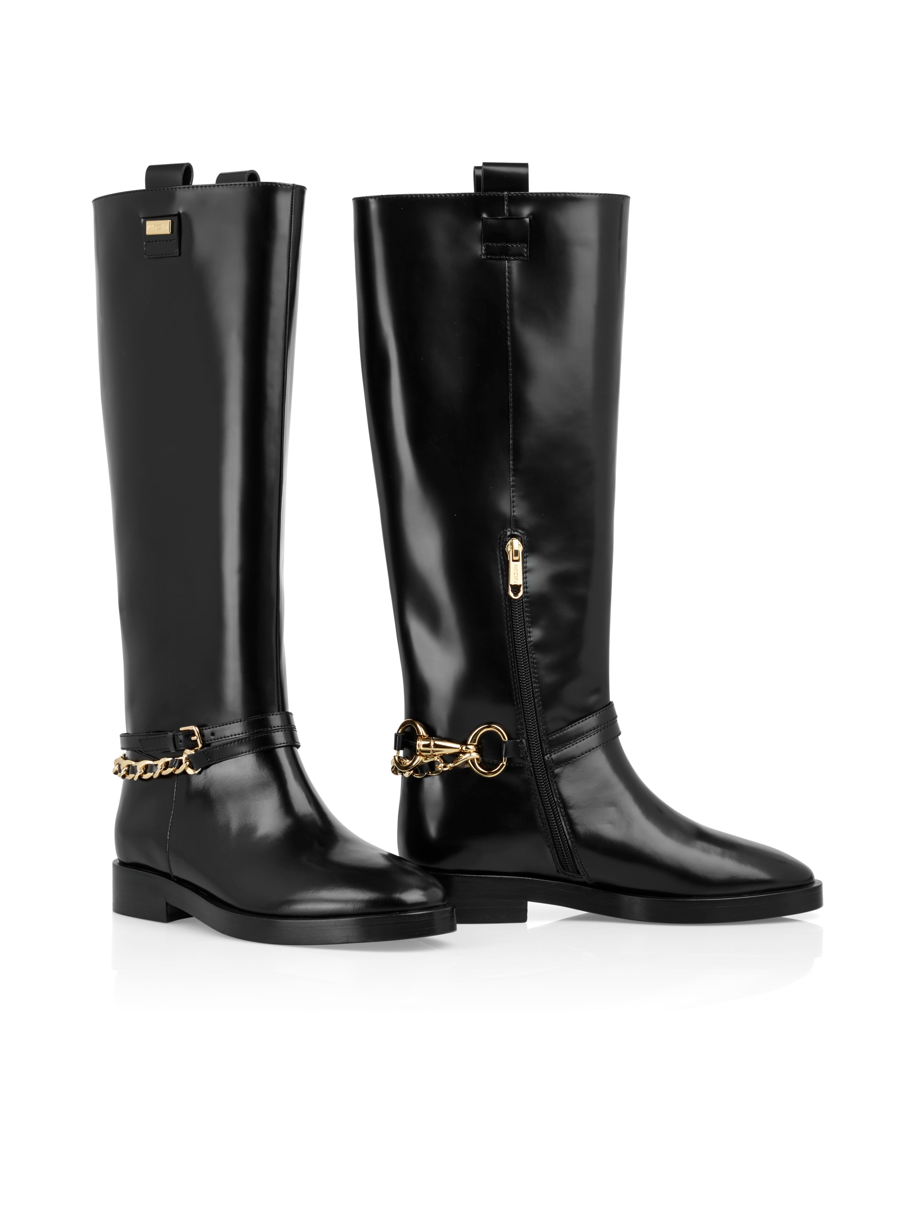 מגפיי רכיבה גבוהים מעור איכותי בגימור מבריק עם רוכסן צדדיעקב שטוח של כ־3 ס״מ, ורצועת שרשרת דקורטיביתהרכב: 100% עור