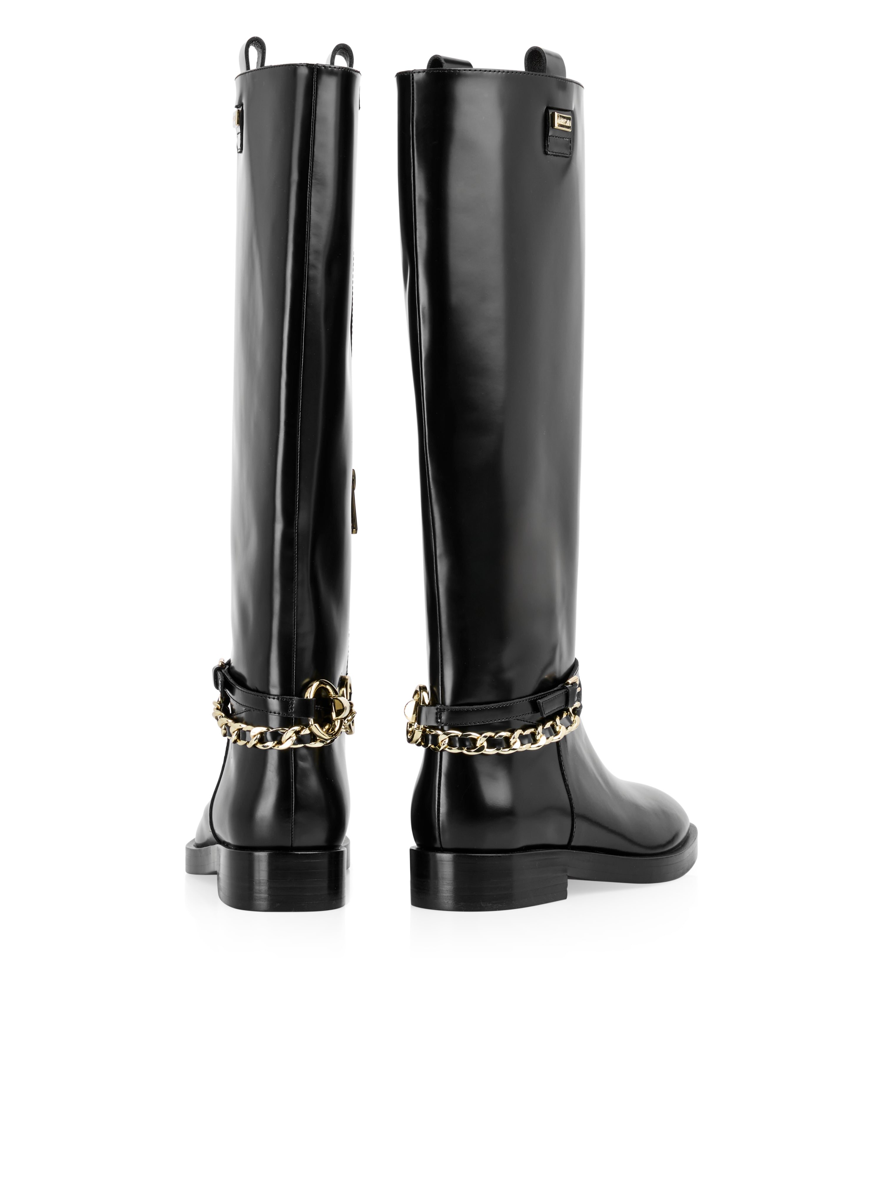 מגפיי רכיבה גבוהים מעור איכותי בגימור מבריק עם רוכסן צדדיעקב שטוח של כ־3 ס״מ, ורצועת שרשרת דקורטיביתהרכב: 100% עור