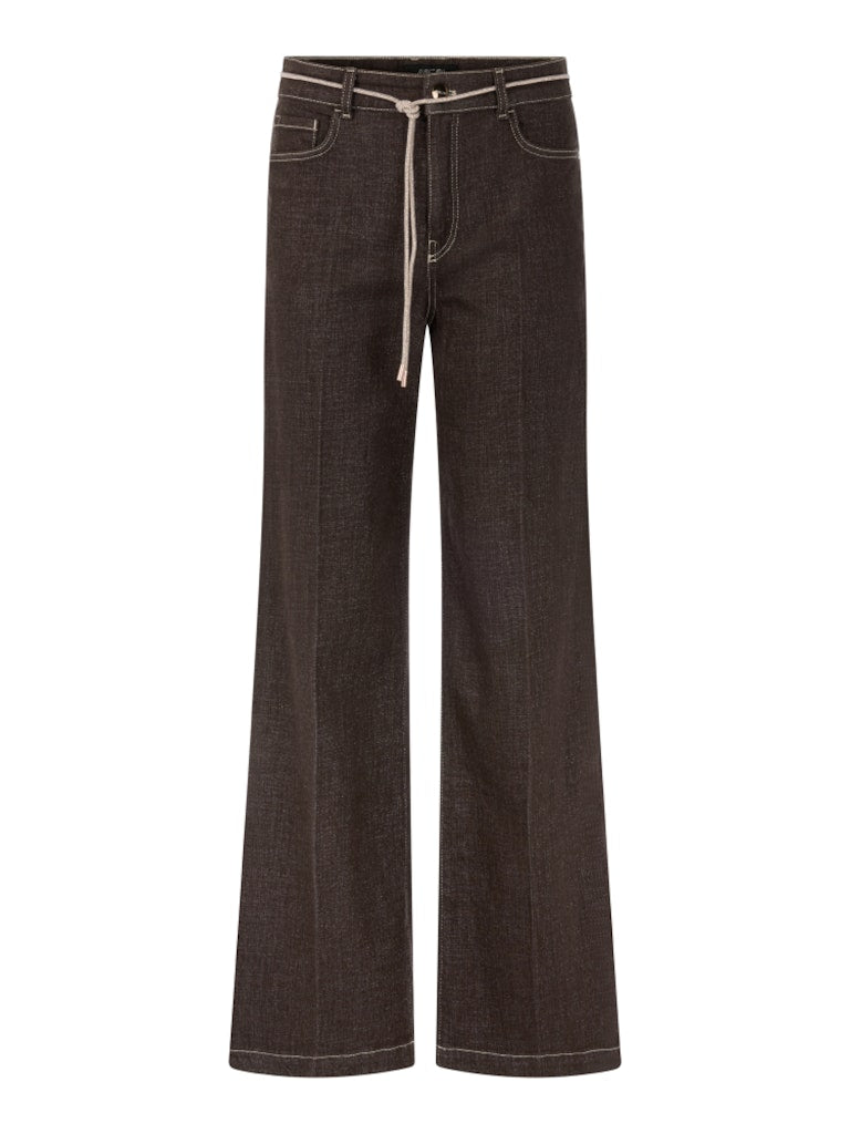 מכנסי ג'ינס בגזרת Wide Leg מתרחבת מאזור קו המותן ועד למכפלת, עם מותן גבוהה ורגל ארוכה.המכנסיים עשויים תערובת כותנה אלסטית ורכה, לנוחות מקסימלית, בשילוב חוט לורקס המעניק להם ברק עדין. שרוך קשירה במותן, ותפרים מודגשים בגוון כסוף, משלימים את הטאץ' האלגנטי. עם שני כיסי צד, שני כיסים אחוריים, לולאות לחגורה, וסגירה באמצעות רוכסן וכפתור.הרכב: 84% כותנה, 12% ויסקוזה, 2% פוליאמיד, 1% אלסטן, 1% סיבים מתכתייםהדוגמנית בגובה 1.79 ולובשת מידה 3 של מארק קיין