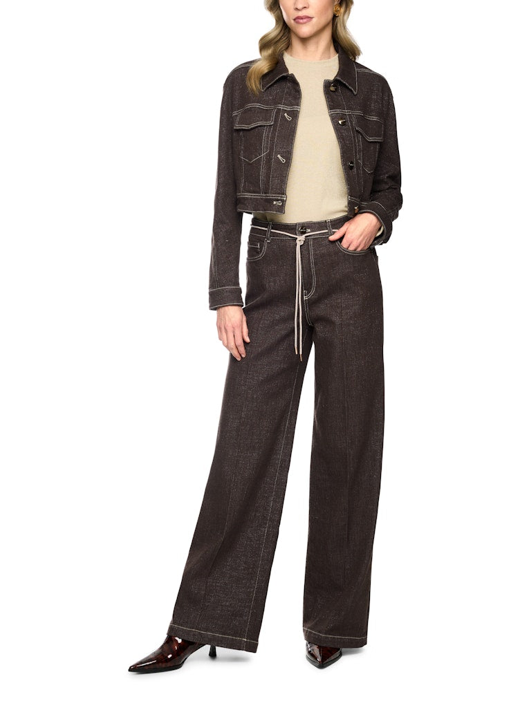 מכנסי ג'ינס בגזרת Wide Leg מתרחבת מאזור קו המותן ועד למכפלת, עם מותן גבוהה ורגל ארוכה.המכנסיים עשויים תערובת כותנה אלסטית ורכה, לנוחות מקסימלית, בשילוב חוט לורקס המעניק להם ברק עדין. שרוך קשירה במותן, ותפרים מודגשים בגוון כסוף, משלימים את הטאץ' האלגנטי. עם שני כיסי צד, שני כיסים אחוריים, לולאות לחגורה, וסגירה באמצעות רוכסן וכפתור.הרכב: 84% כותנה, 12% ויסקוזה, 2% פוליאמיד, 1% אלסטן, 1% סיבים מתכתייםהדוגמנית בגובה 1.79 ולובשת מידה 3 של מארק קיין