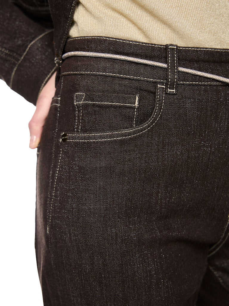 מכנסי ג'ינס בגזרת Wide Leg מתרחבת מאזור קו המותן ועד למכפלת, עם מותן גבוהה ורגל ארוכה.המכנסיים עשויים תערובת כותנה אלסטית ורכה, לנוחות מקסימלית, בשילוב חוט לורקס המעניק להם ברק עדין. שרוך קשירה במותן, ותפרים מודגשים בגוון כסוף, משלימים את הטאץ' האלגנטי. עם שני כיסי צד, שני כיסים אחוריים, לולאות לחגורה, וסגירה באמצעות רוכסן וכפתור.הרכב: 84% כותנה, 12% ויסקוזה, 2% פוליאמיד, 1% אלסטן, 1% סיבים מתכתייםהדוגמנית בגובה 1.79 ולובשת מידה 3 של מארק קיין