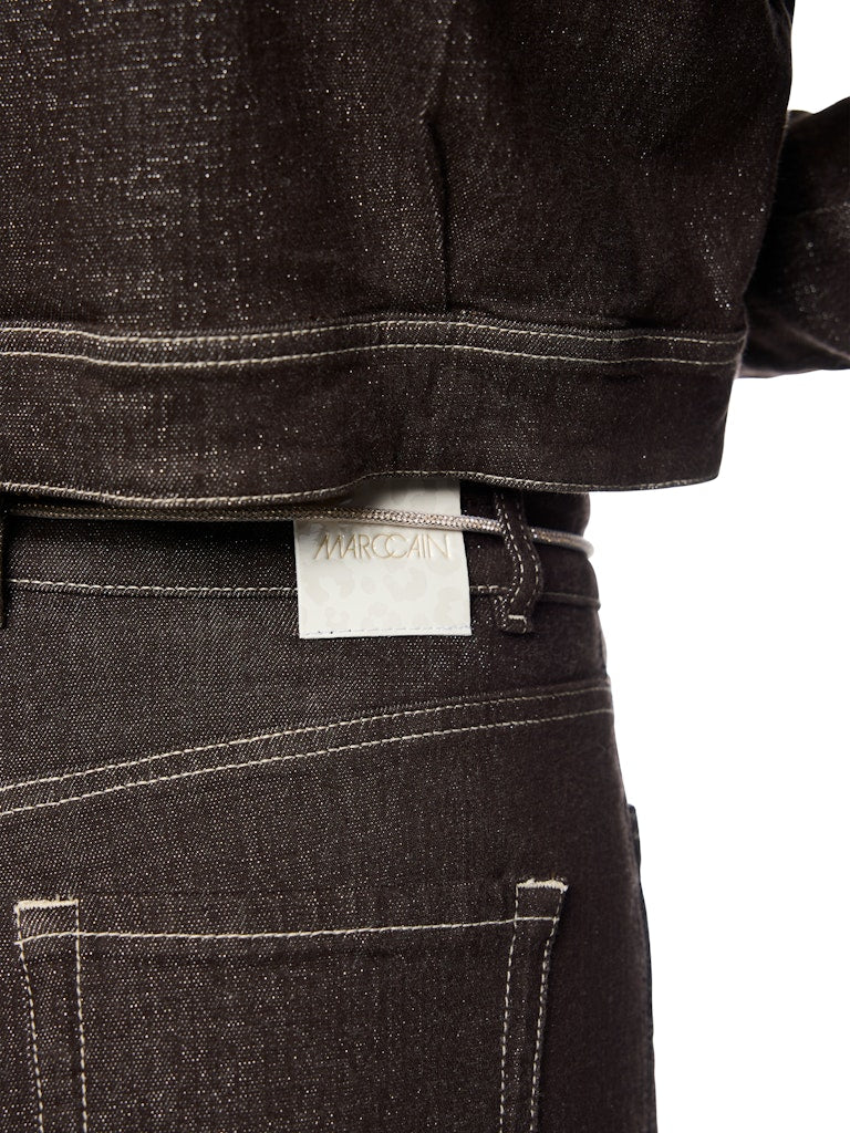 מכנסי ג'ינס בגזרת Wide Leg מתרחבת מאזור קו המותן ועד למכפלת, עם מותן גבוהה ורגל ארוכה.המכנסיים עשויים תערובת כותנה אלסטית ורכה, לנוחות מקסימלית, בשילוב חוט לורקס המעניק להם ברק עדין. שרוך קשירה במותן, ותפרים מודגשים בגוון כסוף, משלימים את הטאץ' האלגנטי. עם שני כיסי צד, שני כיסים אחוריים, לולאות לחגורה, וסגירה באמצעות רוכסן וכפתור.הרכב: 84% כותנה, 12% ויסקוזה, 2% פוליאמיד, 1% אלסטן, 1% סיבים מתכתייםהדוגמנית בגובה 1.79 ולובשת מידה 3 של מארק קיין
