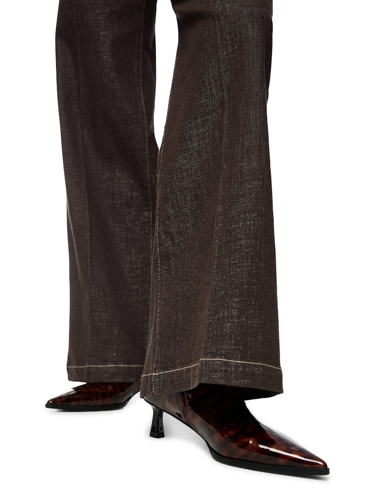 מכנסי ג'ינס בגזרת Wide Leg מתרחבת מאזור קו המותן ועד למכפלת, עם מותן גבוהה ורגל ארוכה.המכנסיים עשויים תערובת כותנה אלסטית ורכה, לנוחות מקסימלית, בשילוב חוט לורקס המעניק להם ברק עדין. שרוך קשירה במותן, ותפרים מודגשים בגוון כסוף, משלימים את הטאץ' האלגנטי. עם שני כיסי צד, שני כיסים אחוריים, לולאות לחגורה, וסגירה באמצעות רוכסן וכפתור.הרכב: 84% כותנה, 12% ויסקוזה, 2% פוליאמיד, 1% אלסטן, 1% סיבים מתכתייםהדוגמנית בגובה 1.79 ולובשת מידה 3 של מארק קיין