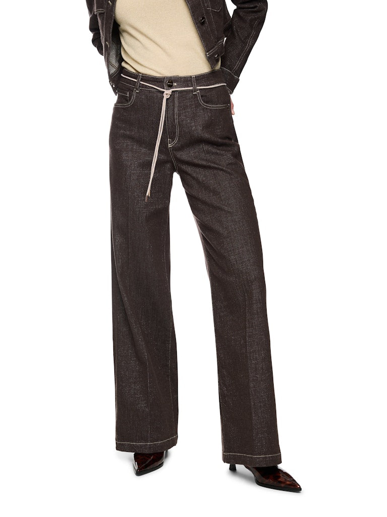 מכנסי ג'ינס בגזרת Wide Leg מתרחבת מאזור קו המותן ועד למכפלת, עם מותן גבוהה ורגל ארוכה.המכנסיים עשויים תערובת כותנה אלסטית ורכה, לנוחות מקסימלית, בשילוב חוט לורקס המעניק להם ברק עדין. שרוך קשירה במותן, ותפרים מודגשים בגוון כסוף, משלימים את הטאץ' האלגנטי. עם שני כיסי צד, שני כיסים אחוריים, לולאות לחגורה, וסגירה באמצעות רוכסן וכפתור.הרכב: 84% כותנה, 12% ויסקוזה, 2% פוליאמיד, 1% אלסטן, 1% סיבים מתכתייםהדוגמנית בגובה 1.79 ולובשת מידה 3 של מארק קיין