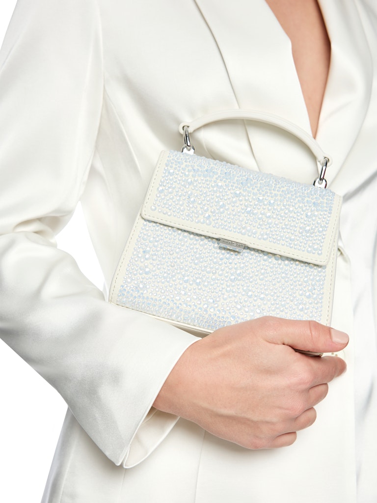 תיק יד אלגנטי עשוי עור, מעוטר אבני קריסטל מנצנצות. עם ידית אחיזה, סגירה מגנטית, ורצועת כתף נשלפת ומתכווננת למגוון אפשרויות נשיאה.מידות: 17*9*14 ס"מהרכב: 100% עור