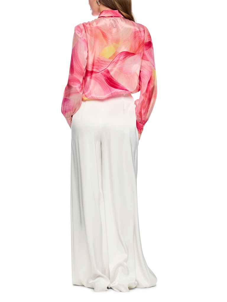 מכנסיים בגזרה רחבה וארוכה במיוחד, עשויים בד סאטן רך וגולש, בעיצוב אלגנטי ועדכני. עם מותן גבוהה, קפלים קדמיים מודגשים, ולולאות לחגורה. סגירה באמצעות וו נסתר ורוכסן. ללא כיסים.הרכב: 87% טריאצטט, 13% אלסטןהדוגמנית בגובה 1.79 ולובשת מידה 3 של מארק קיין 