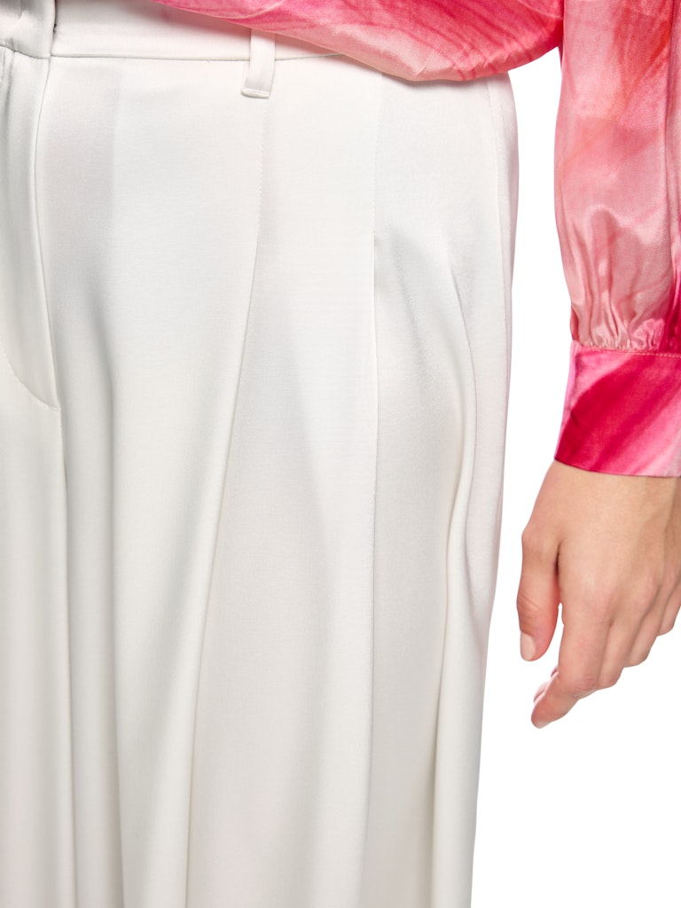 מכנסיים בגזרה רחבה וארוכה במיוחד, עשויים בד סאטן רך וגולש, בעיצוב אלגנטי ועדכני. עם מותן גבוהה, קפלים קדמיים מודגשים, ולולאות לחגורה. סגירה באמצעות וו נסתר ורוכסן. ללא כיסים.הרכב: 87% טריאצטט, 13% אלסטןהדוגמנית בגובה 1.79 ולובשת מידה 3 של מארק קיין 