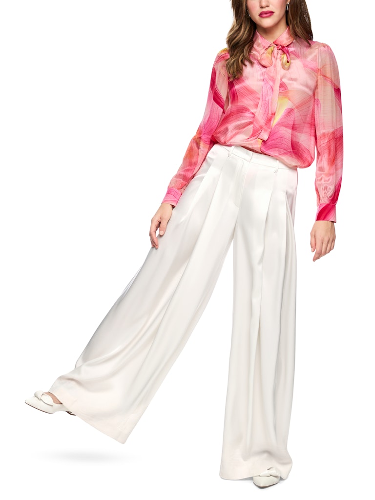 מכנסיים בגזרה רחבה וארוכה במיוחד, עשויים בד סאטן רך וגולש, בעיצוב אלגנטי ועדכני. עם מותן גבוהה, קפלים קדמיים מודגשים, ולולאות לחגורה. סגירה באמצעות וו נסתר ורוכסן. ללא כיסים.הרכב: 87% טריאצטט, 13% אלסטןהדוגמנית בגובה 1.79 ולובשת מידה 3 של מארק קיין 