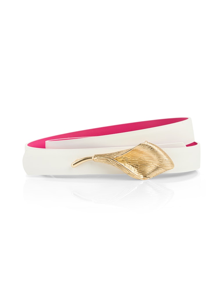 חגורת מותן אלגנטית ודקה, עשויה עור איכותי, בצבע לבן וורוד פוקסיה. סגירה באמצעות עיטור מתכתי בעיצוב פרח קאלה בצבע זהב.רוחב: 2.5 ס"מהרכב: 100% עור