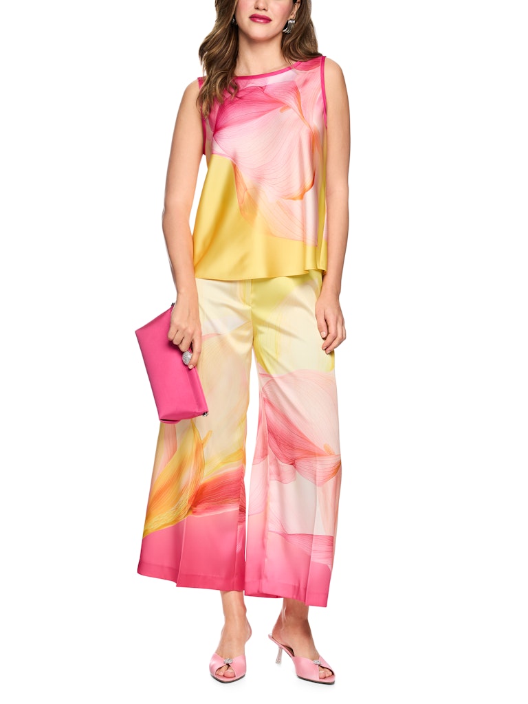 טופ אלגנטי ללא שרוולים, עשוי בד סאטן רך וזורם, בהדפס דוגמת פרחי קאלה בגווני צהוב וורוד. גזרה נינוחה, עם צווארון עגול, כתפיות רחבות, וגימור פס דק בצבע ורוד פוקסיה סביב הצוואר והזרועות.הרכב: 51% פוליאסטר ממוחזר, 49% פוליאסטרהדוגמנית בגובה 1.79 ולובשת מידה 3 של מארק קיין