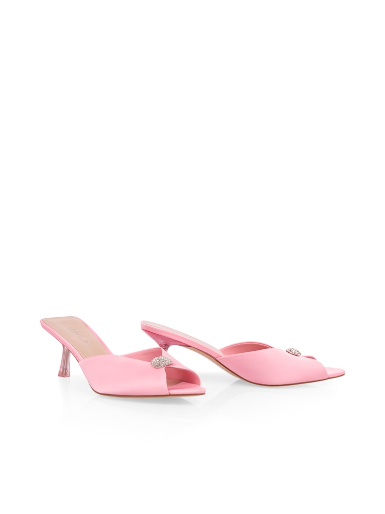 נעלי עקב בעיצוב נשי ואלגנטי, החלק העליון עשוי סאטן, עם עיטור קריסטלי מנצנץ. בסגנון כפכפים, פתוחות בחלקן האחורי, עם פתח לבוהן. עקב קיטן שקוף ומודרני, רפידת עור, וסוליית Thunit עמידה.גובה עקב: 6 ס"מהרכב: 100% פוליאסטר