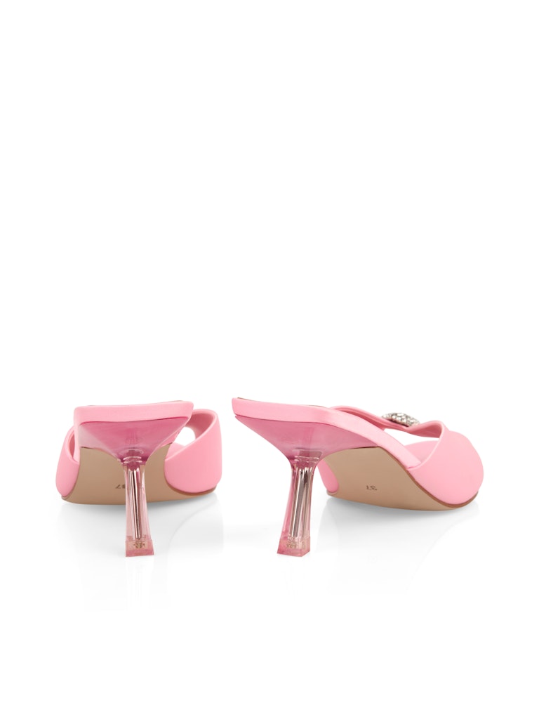 נעלי עקב בעיצוב נשי ואלגנטי, החלק העליון עשוי סאטן, עם עיטור קריסטלי מנצנץ. בסגנון כפכפים, פתוחות בחלקן האחורי, עם פתח לבוהן. עקב קיטן שקוף ומודרני, רפידת עור, וסוליית Thunit עמידה.גובה עקב: 6 ס"מהרכב: 100% פוליאסטר