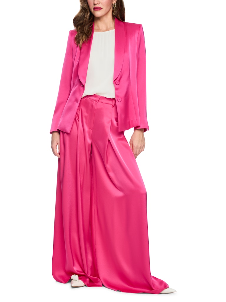 בלייזר אלגנטי בגזרה קלאסית ועדכנית, עשוי בד סאטן רך ומבריק. עם צווארון דש עמוק, כריות כתפיים מודגשות, בטנה קלה ואיכותית, וסגירה באמצעות שני כפתורים.הרכב: 87% טריאצטט, 13% אלסטןהדוגמנית בגובה 1.79 ולובשת מידה 3 של מארק קיין 